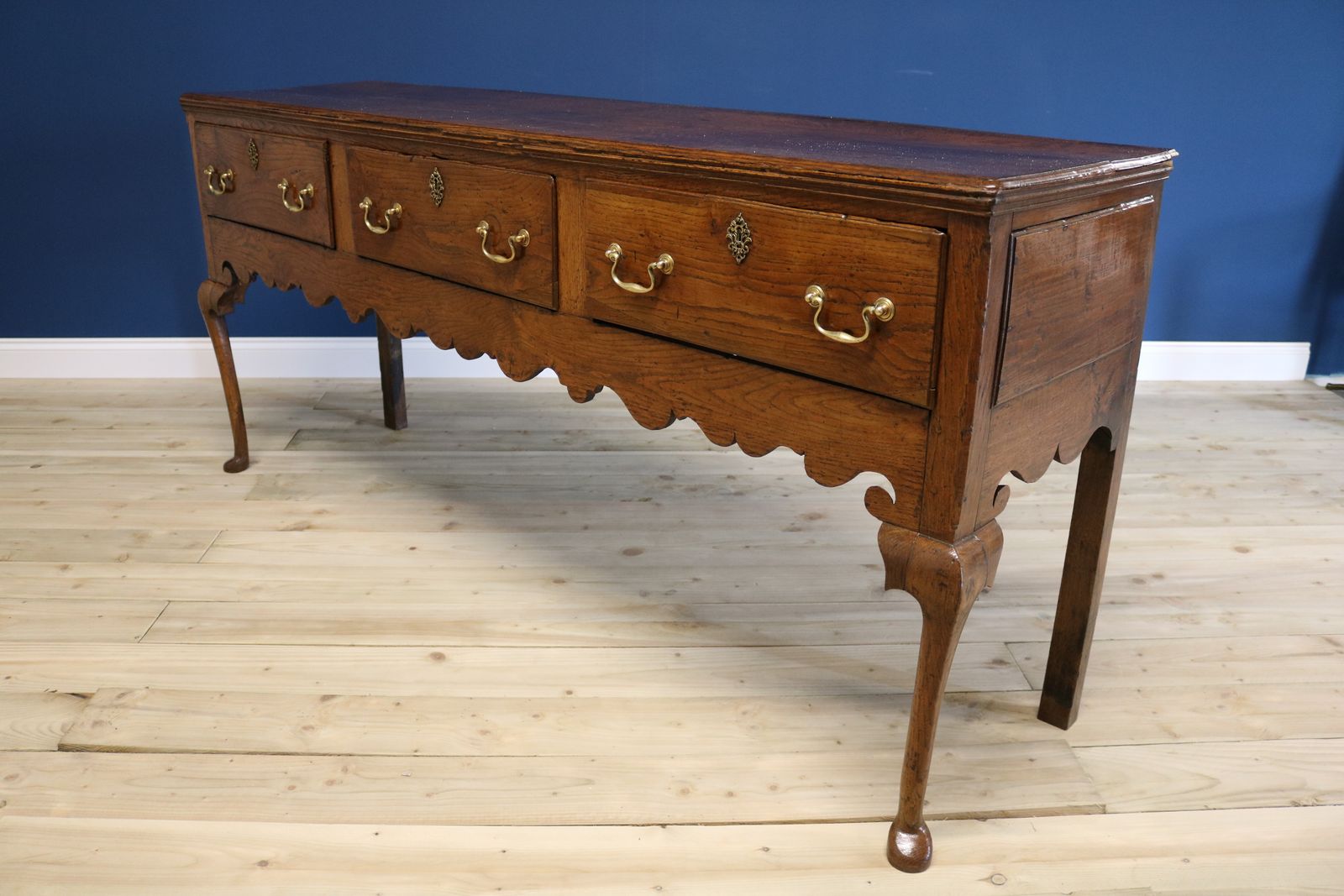photo furniture Good 18th Century English Oak Side Table / Dresser Base