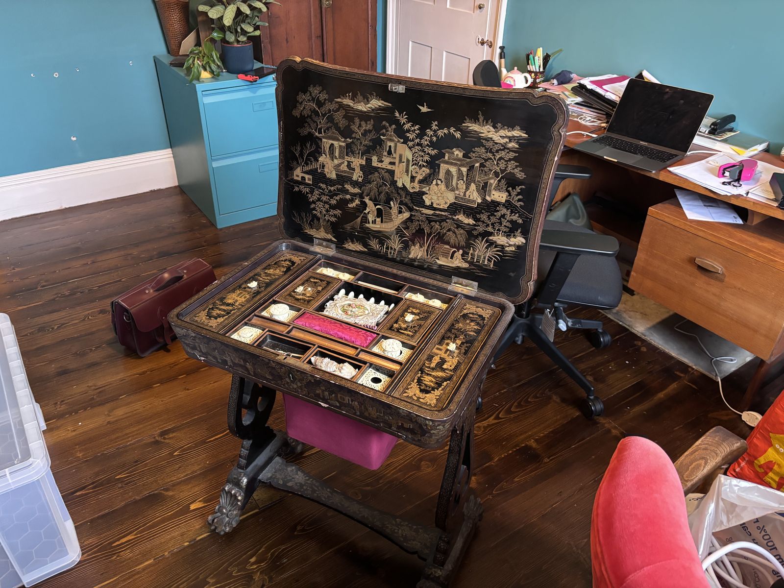 Chinoiserie Hand Painted Lacquered Sewing Table With Original Bone & Ivory Bobbins photo vinterior