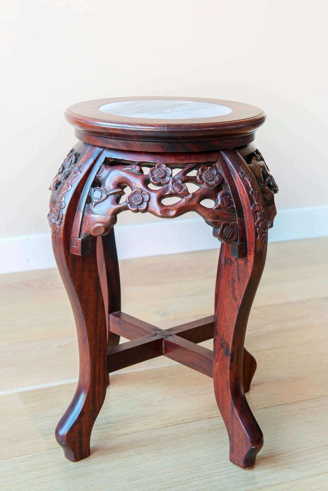 Rozenhout tafel met marmeren blad, ronde Aziatische bijzettafel, handgesneden houten tafel met ornamentwerk, antiek plantenstandaard, Georgische salontafel photo furniture