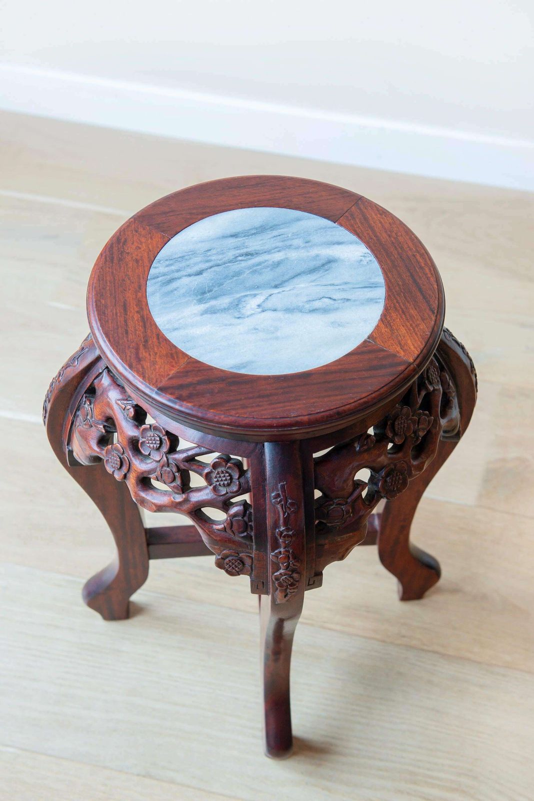 Rozenhout tafel met marmeren blad, ronde Aziatische bijzettafel, handgesneden houten tafel met ornamentwerk, antiek plantenstandaard, Georgische salontafel photo 440.0