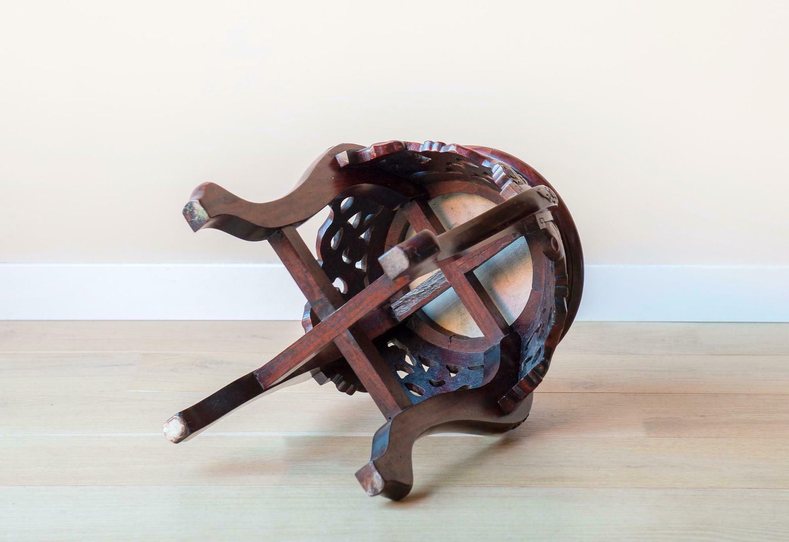 photo for sale Rozenhout tafel met marmeren blad, ronde Aziatische bijzettafel, handgesneden houten tafel met ornamentwerk, antiek plantenstandaard, Georgische salontafel