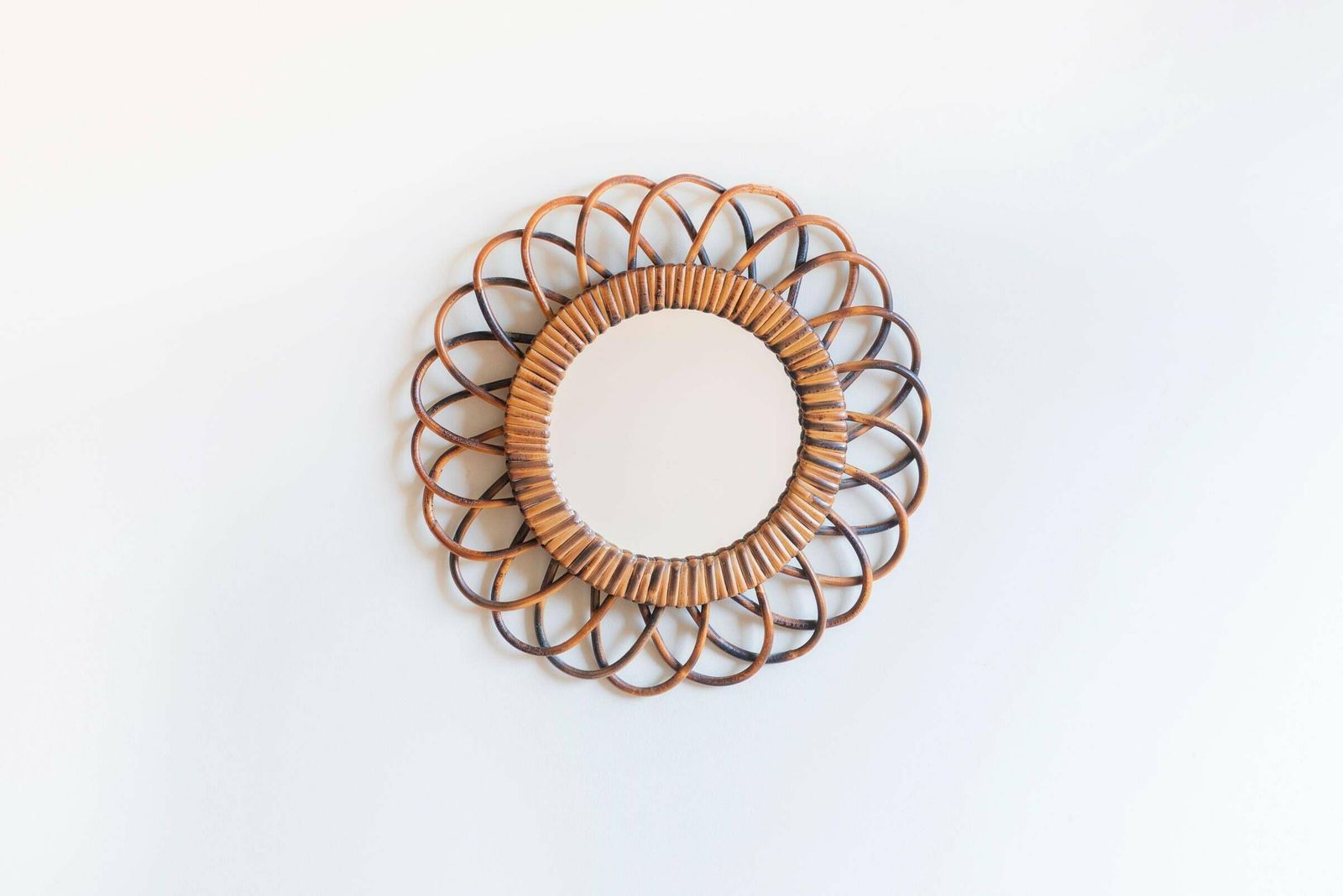 French Riviera Wandspiegel, Mid Century Ronde Spiegel, Vintage Bamboe Bloemenspiegel, Jaren 1960 Ontwerp