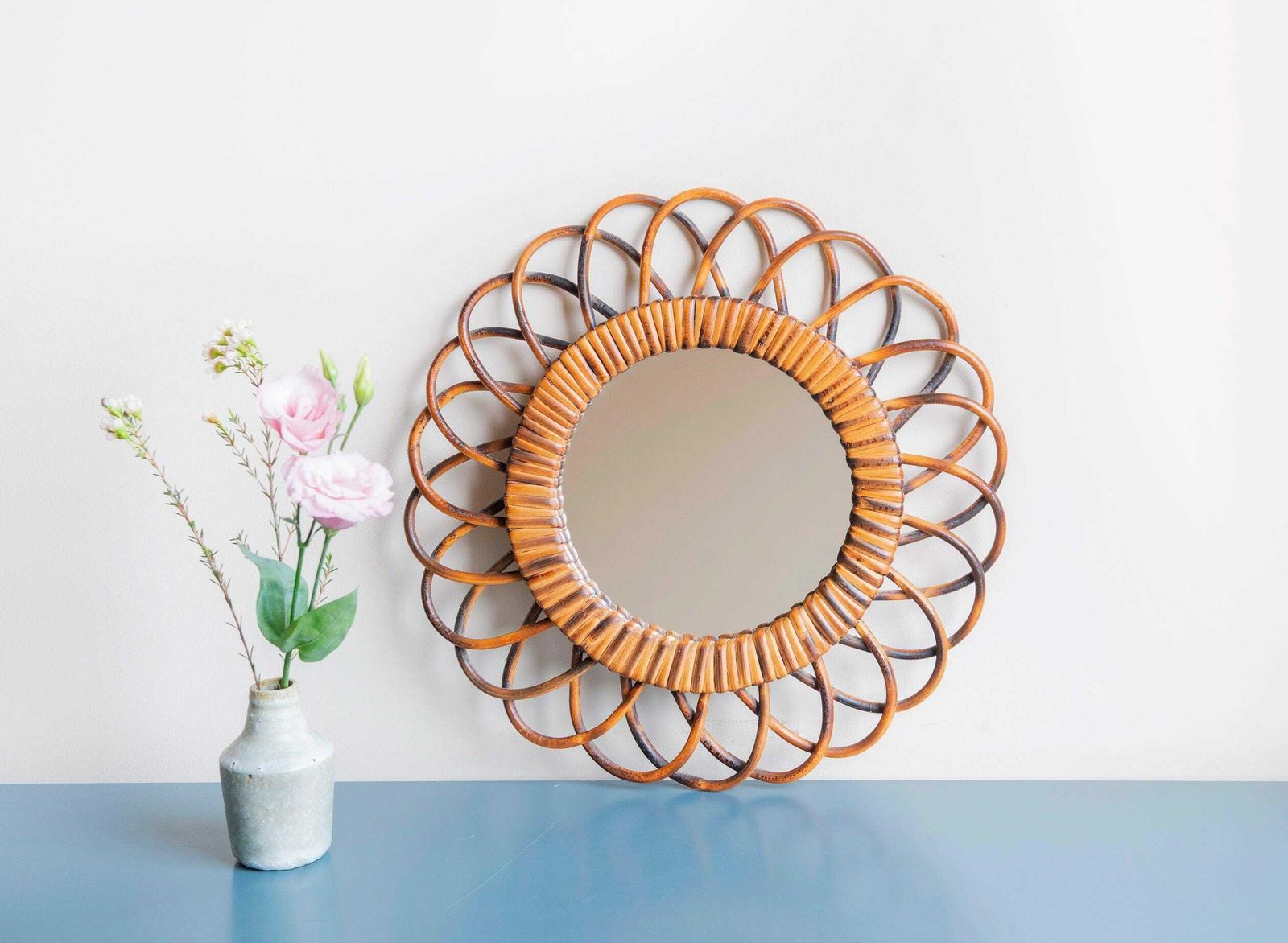 Miroir mural French Riviera, miroir rond mid-century, miroir fleur en bambou vintage, design années 1960 photo vinterior