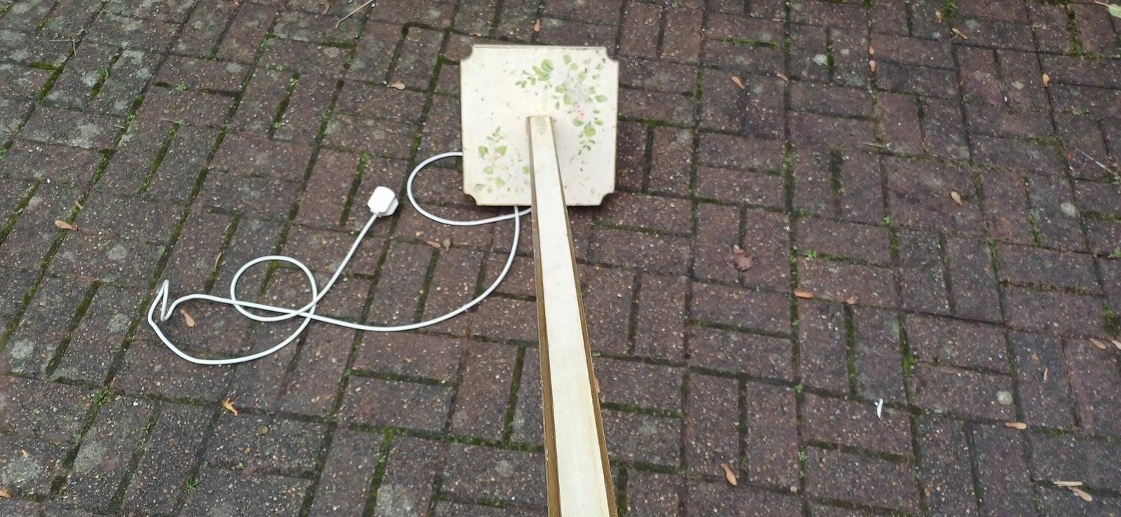 photo furniture Stunning Early 20th Century Vintage Standard Lamp – Working Condition With Hand Painted Floral