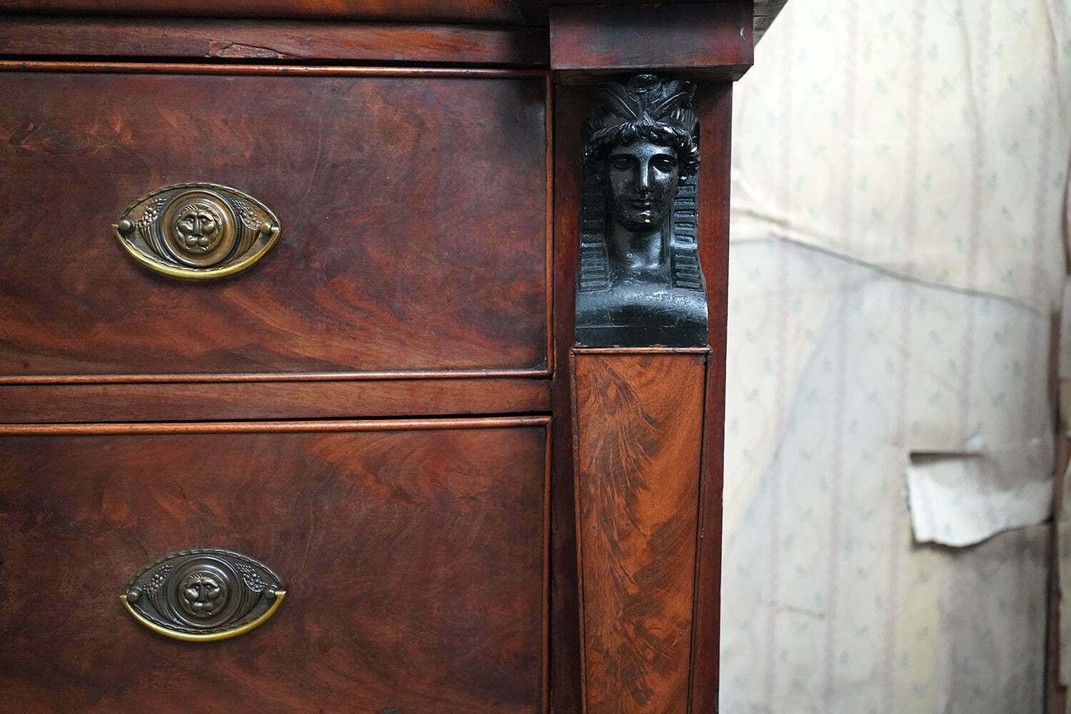 photo furniture A Fine Regency Period Mahogany & Ebonised Egyptian Revival Chest Of Drawers C.1810