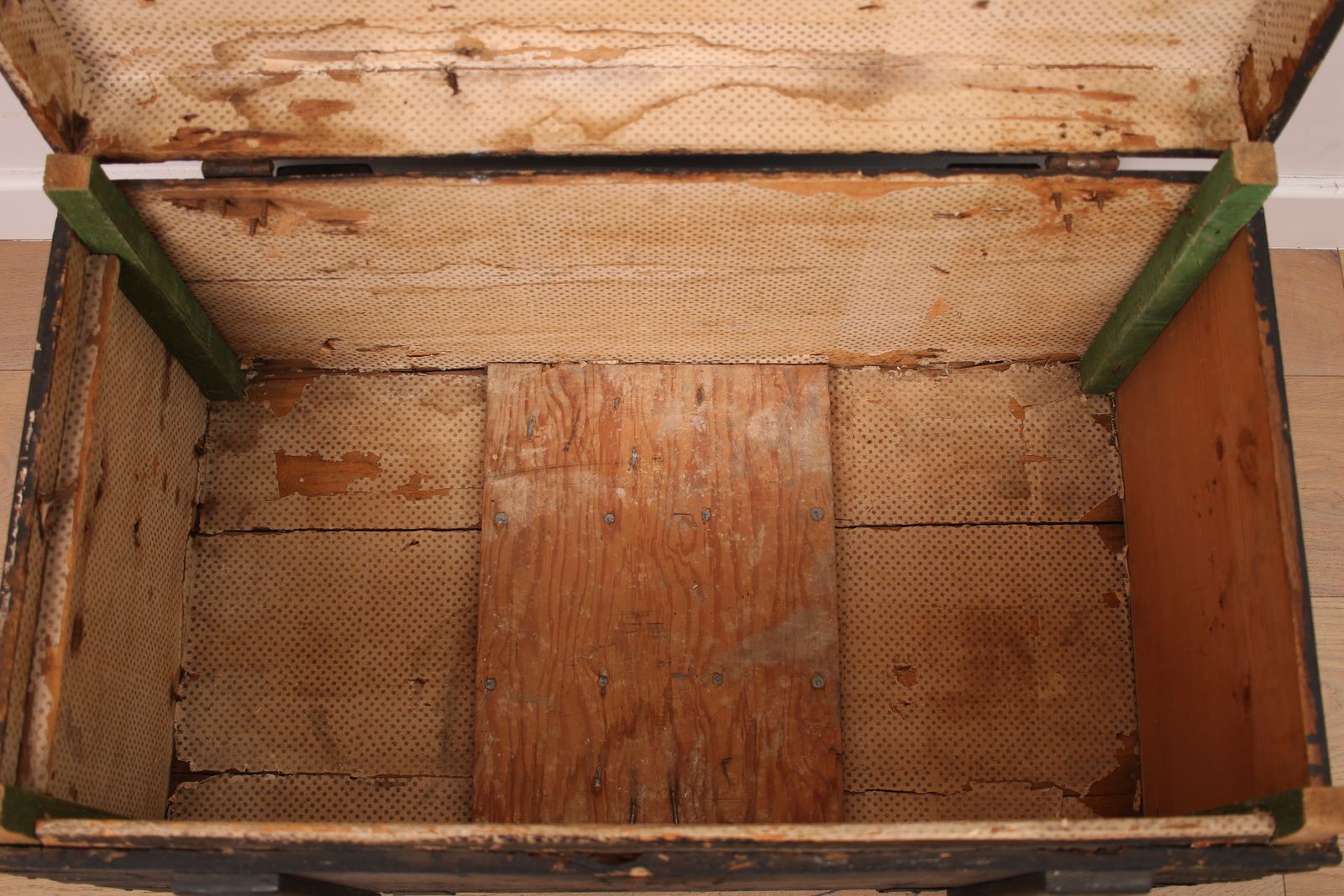 A Vintage Black Wooden Trunk With Hinged Lid   Blanket Box   Log Storage photo 275.0