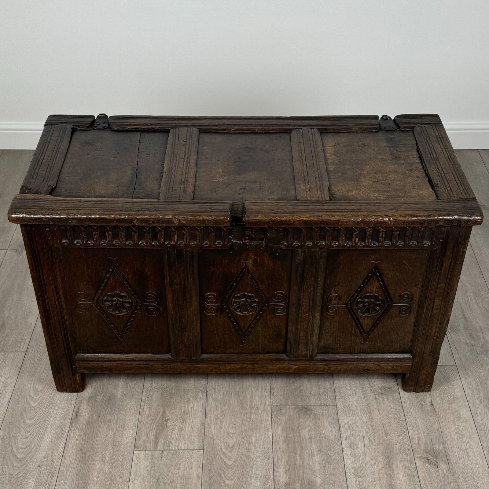 photo furniture Antique 17th Century Coffer Of Excellent Quality In Oak