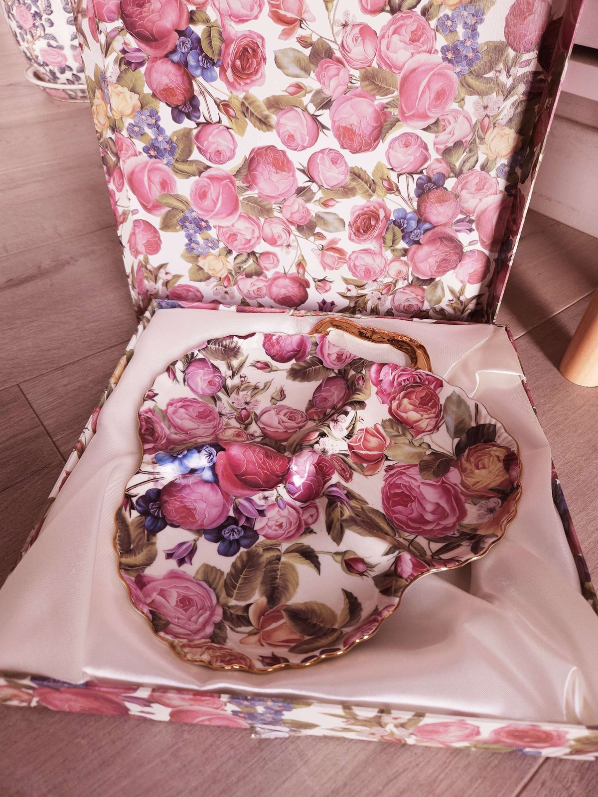Boxed & Unused, Canadian Royal Elfreda Triple Serving Dish In 'Elegant Rose' photo for sale