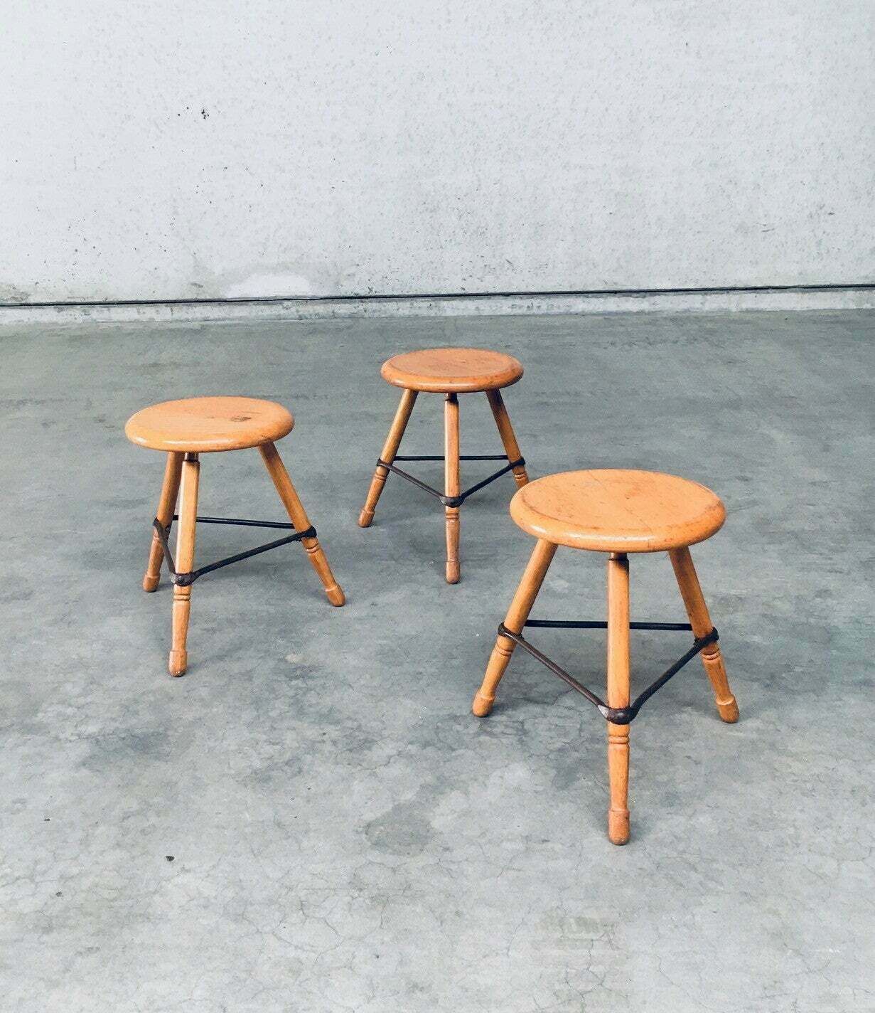 Industrial Design Lage Driepoot Krukken Set, België Ca. Jaren 1950