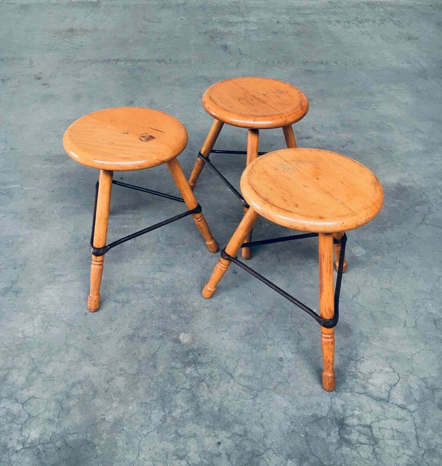 1100.0 Industrial Design Lage Driepoot Krukken Set, België Ca. Jaren 1950 photo