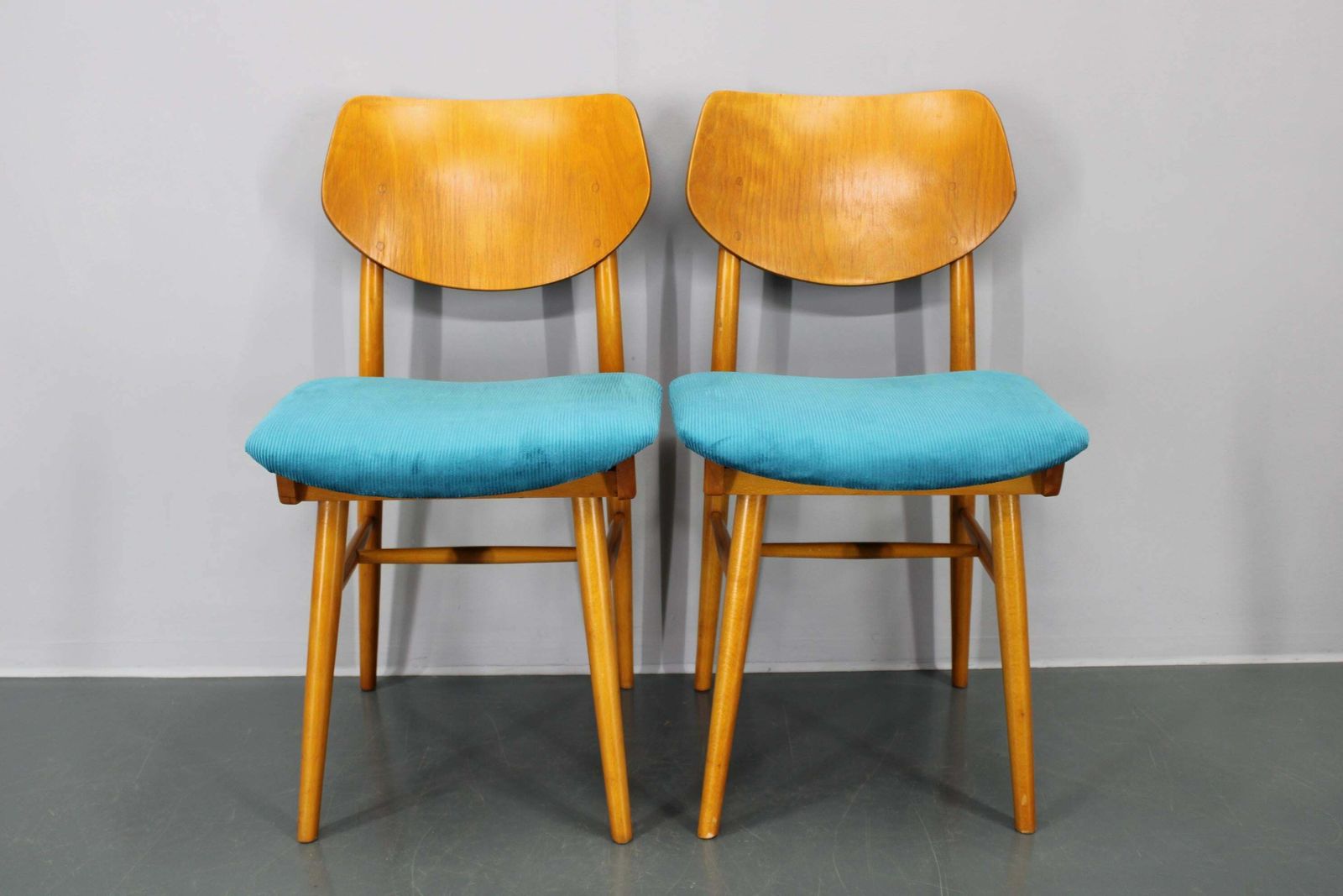 photo vinterior 1970s Set Of Four Beech Dining Chairs By Ton, Czechoslovakia
