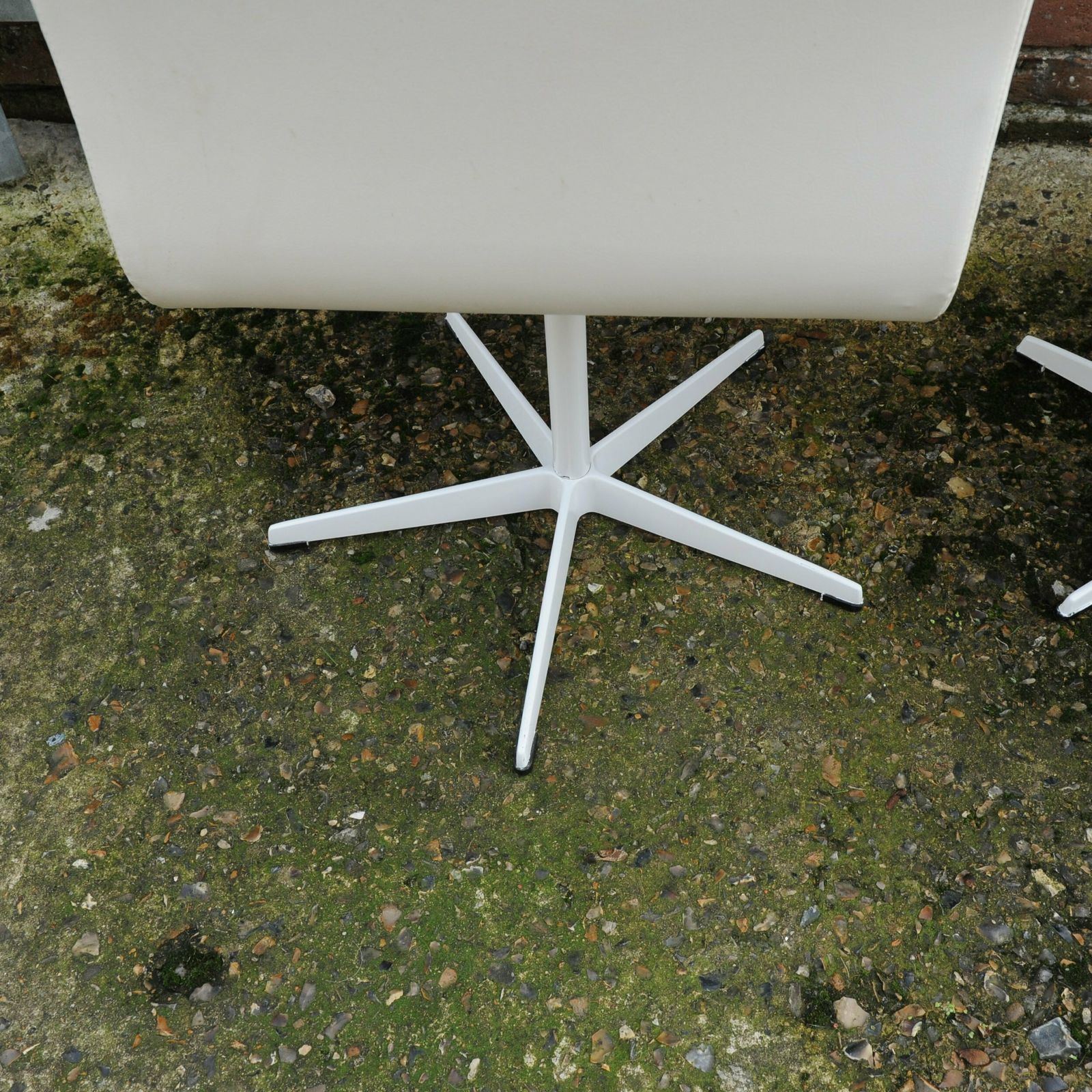 photo buy 'Oxford' Swivel Chairs In White By Arne Jacobsen For Fritz Hansen, 1965, Set Of 4