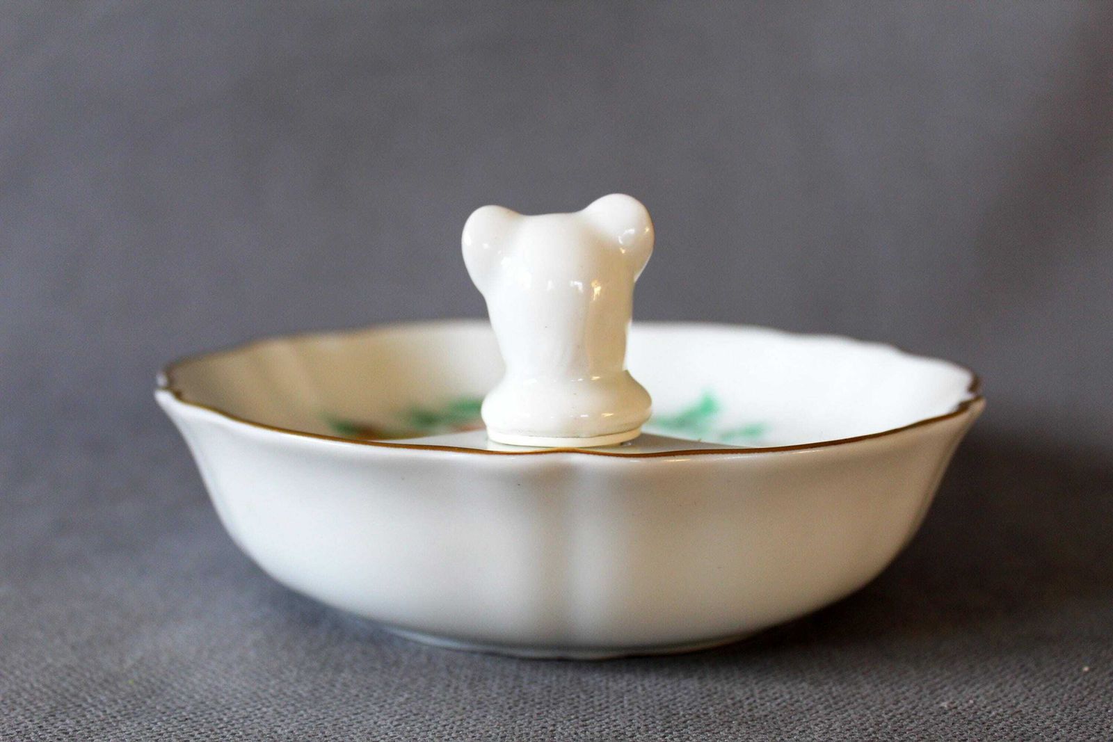 Vintage Camille Tharaud Limoges France Warmhoudschaal, Porseleinen Kinderpapkom, Kind Met Fluit, Eenden, Beerkopstop photo buy