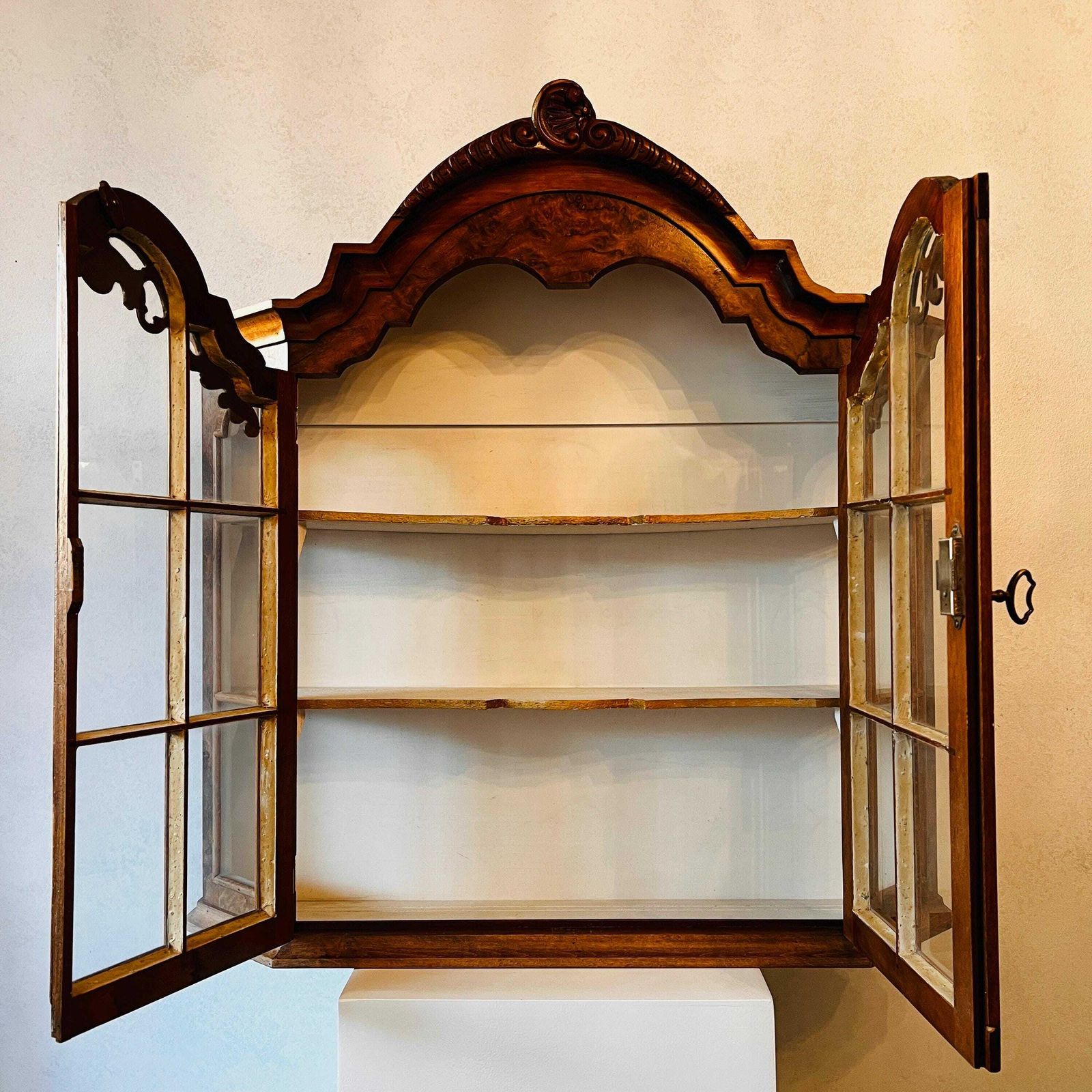 Vintage Houten Vitrinekast, Nederlandse Wandkast, Kast Met Sleutel En 2 Deuren photo furniture