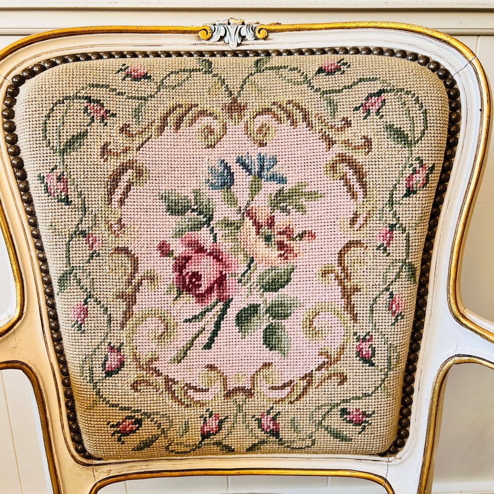Antieke Franse Fauteuil In Louis XV Stijl. Ca. 1920. Goudkleurige Details, Tapijtbekleding. photo Meubels