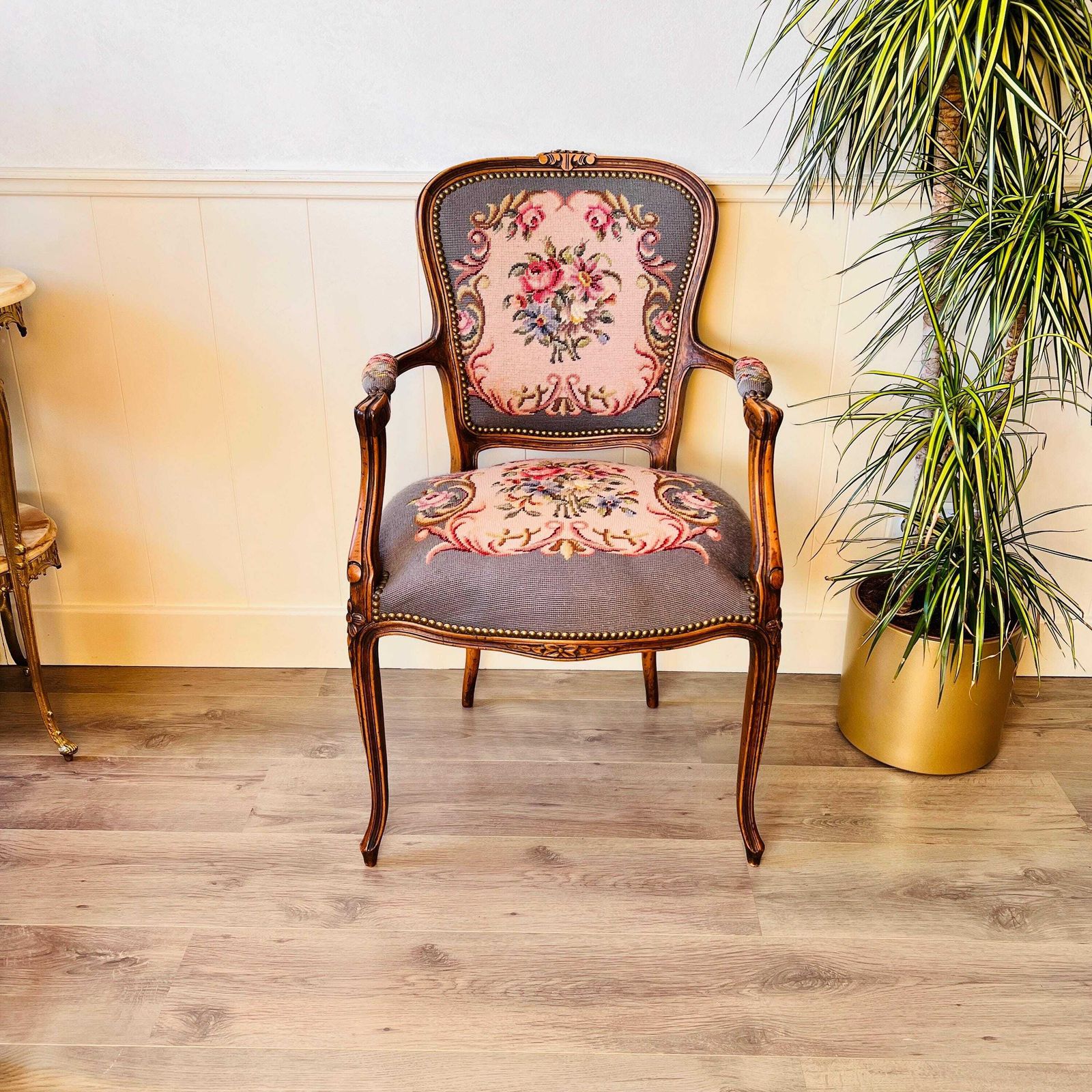 Vintage Franse Fauteuil, Antiekstijl Stoelmet Tapijtbekleding
