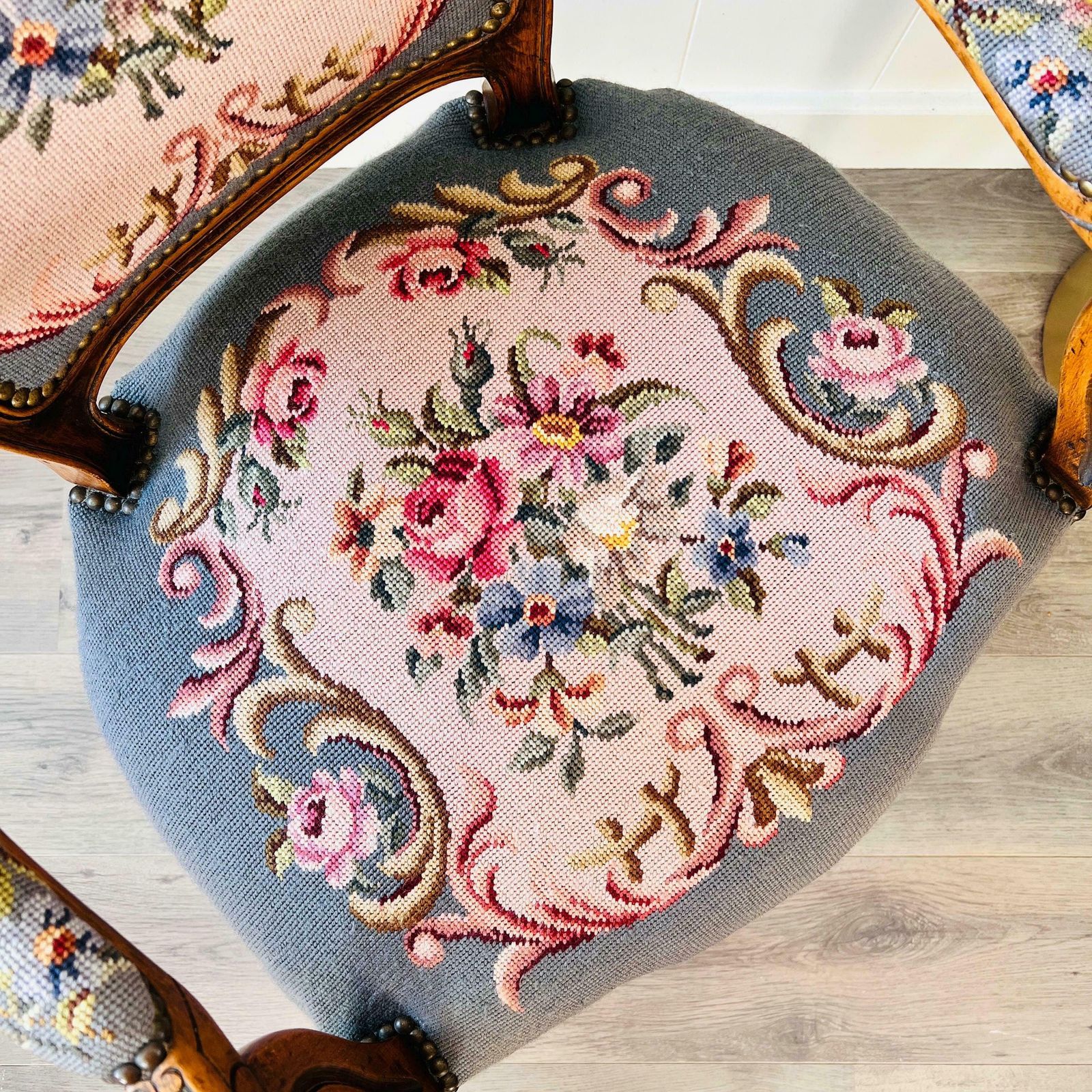 Vintage Franse Fauteuil, Antiekstijl Stoelmet Tapijtbekleding photo Meubels