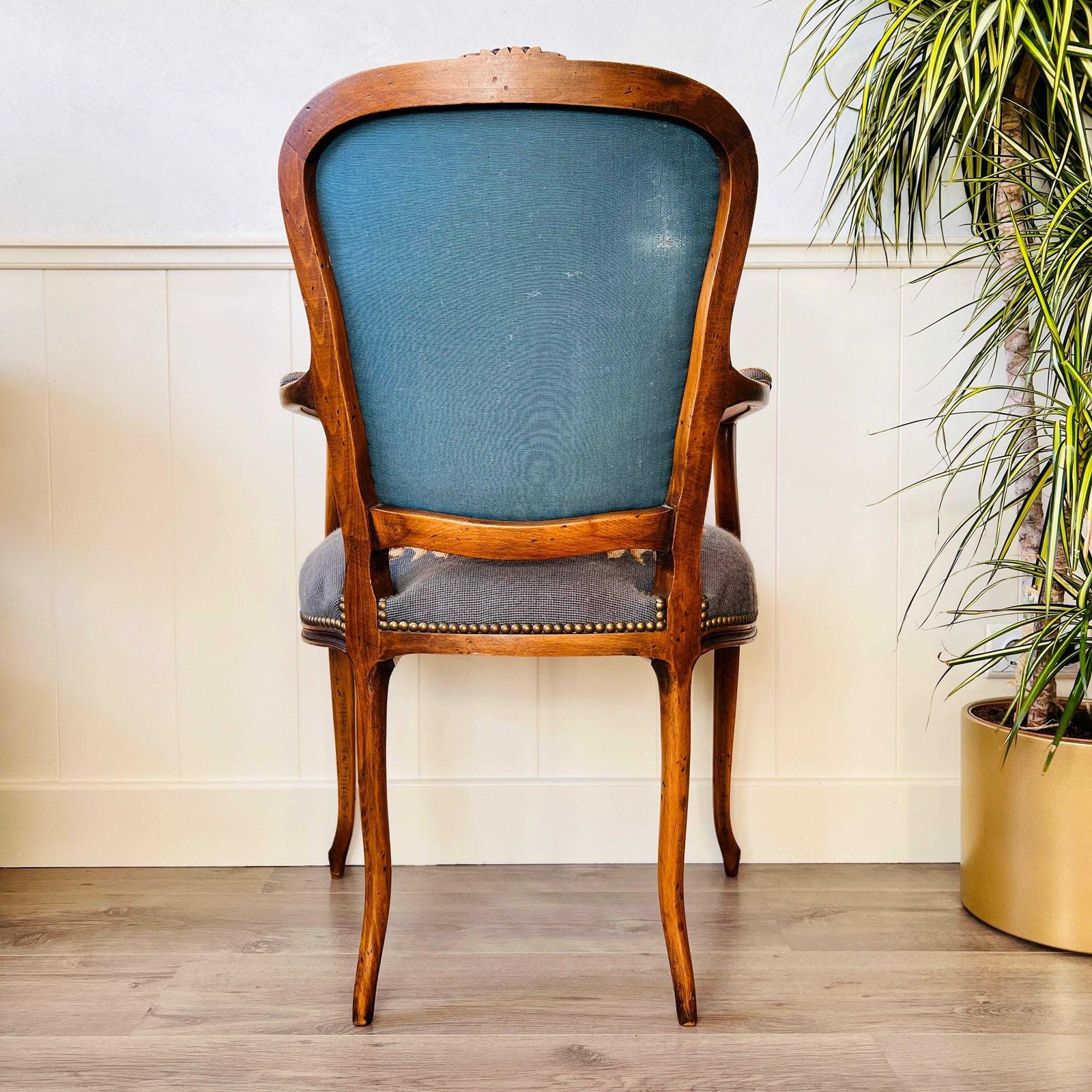 photo furniture Vintage Franse Fauteuil, Antiekstijl Stoelmet Tapijtbekleding
