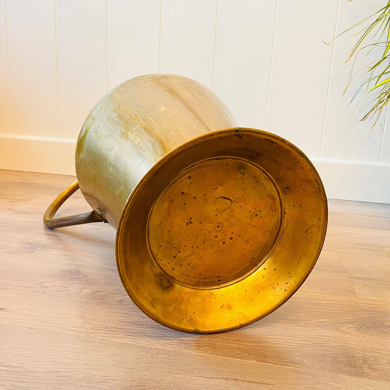 photo furniture Vintage Grote Koperen Kan, Paraplubak Voor In De Hal Met Handvat