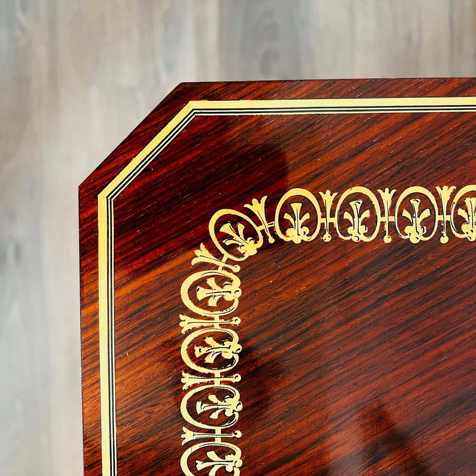 Italiaanse Muzikale Tafel Met Marqueterie Inlegwerk, Interieurstuk photo vinterior