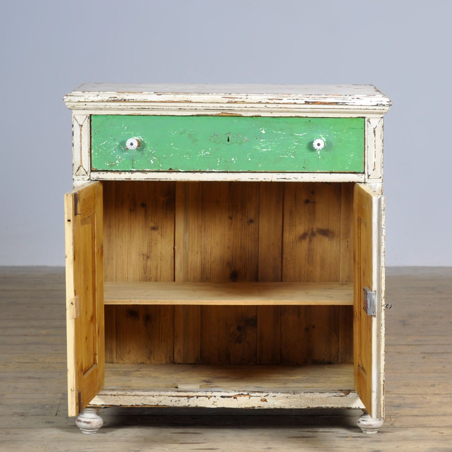 photo vinterior Pine Dresser, 1910s