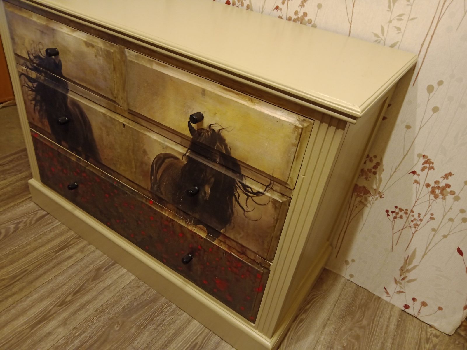 photo vinterior Hand Painted Plus Decoupage Vintage Chest With 2 Beautiful Wild Horses In Poppy Field