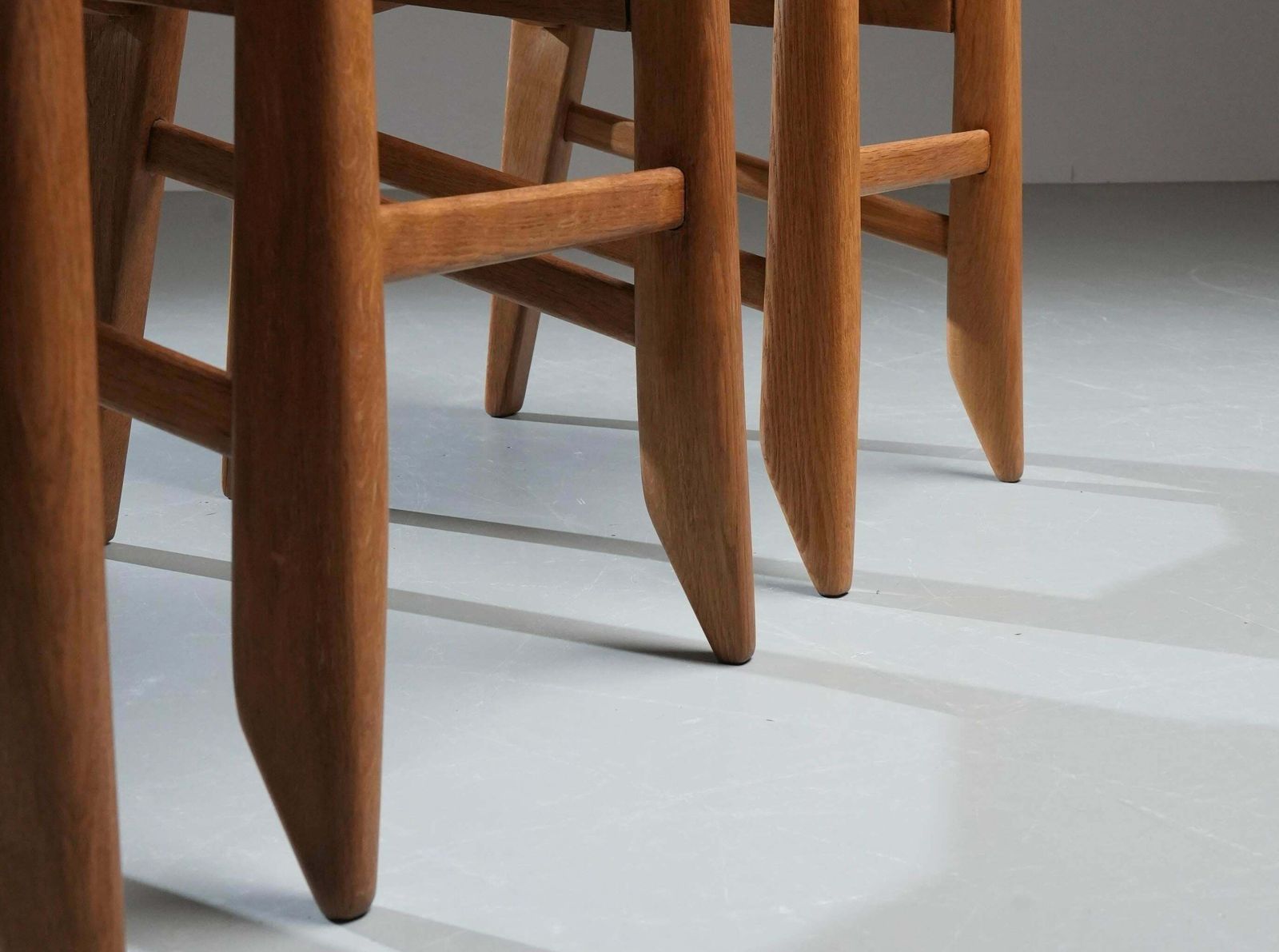 photo furniture Set Of 6 Guillerme Et Chambron Dining Chairs In Oak, France, 1960's