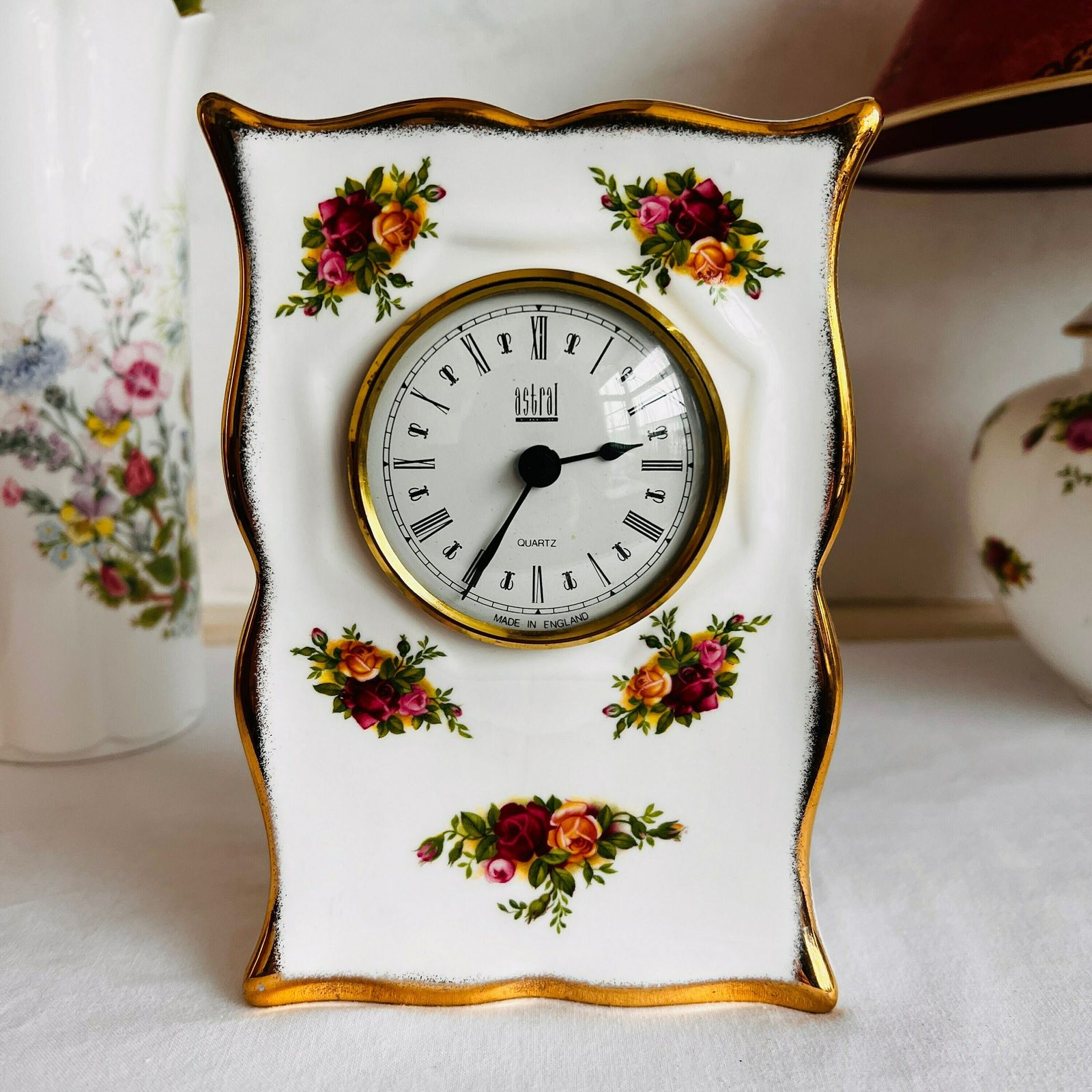 Royal Old Country Roses Kwartsklok, Bone China Porselein, Made In England photo furniture