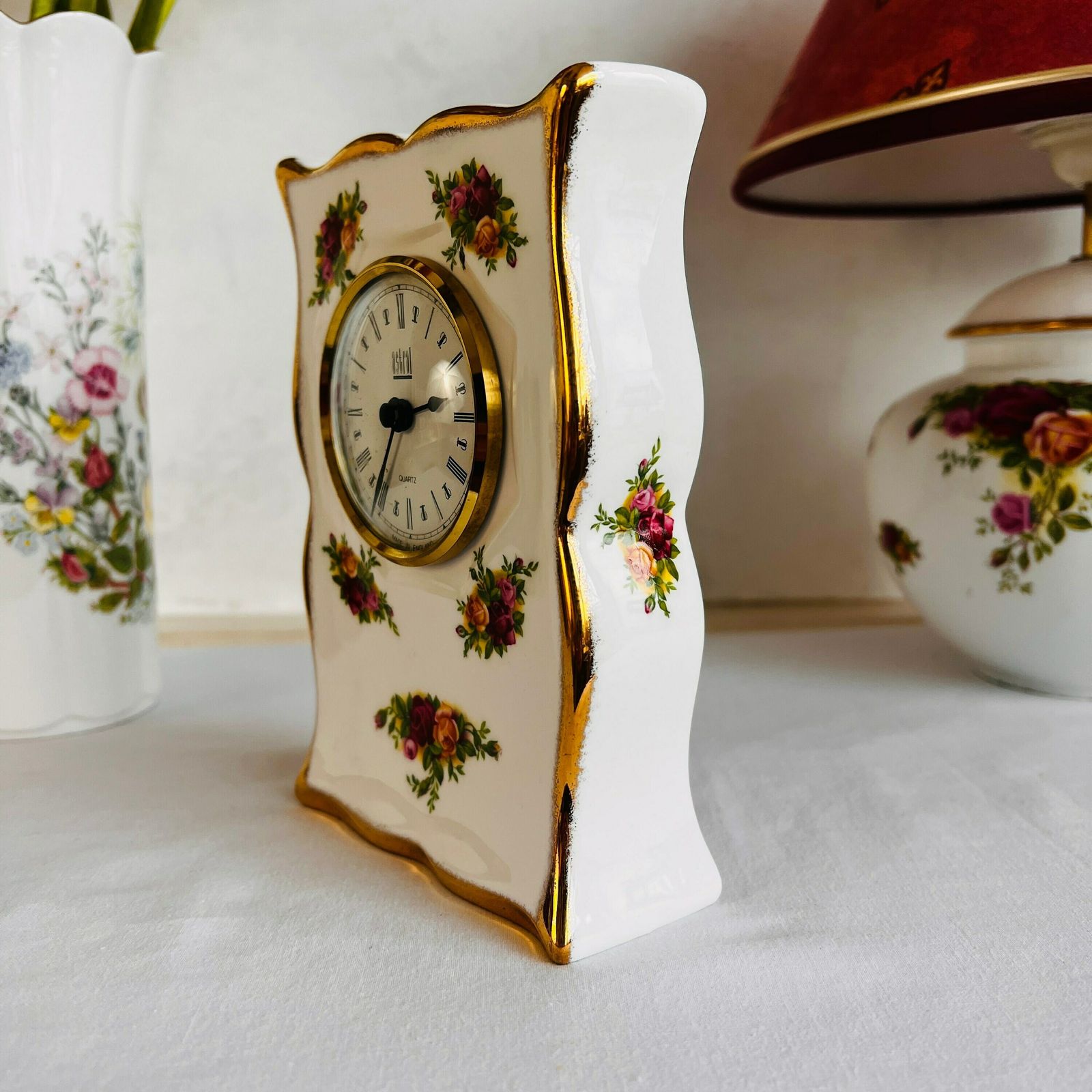 Royal Old Country Roses Kwartsklok, Bone China Porselein, Made In England photo Woonaccessoires