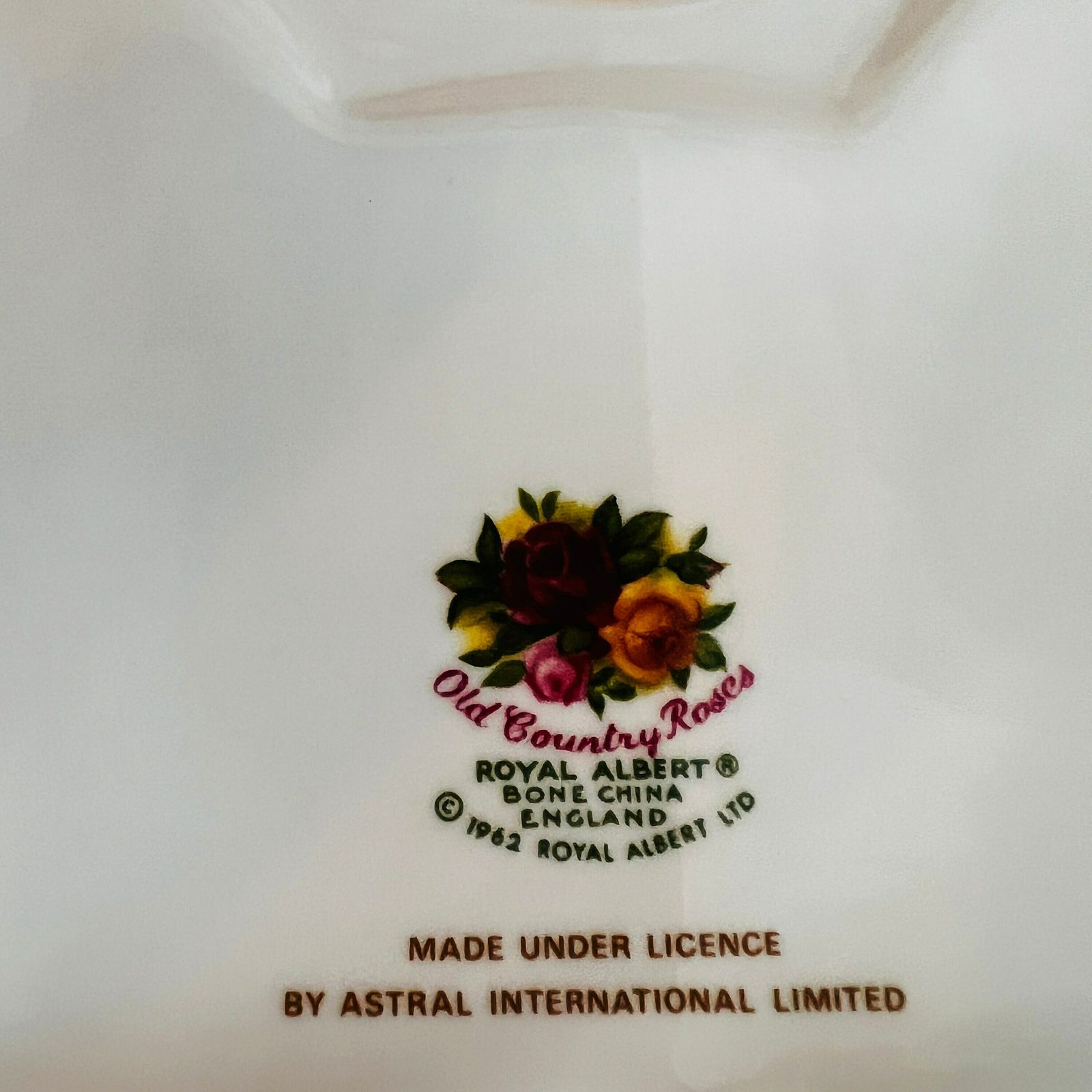 photo furniture Royal Old Country Roses Kwartsklok, Bone China Porselein, Made In England