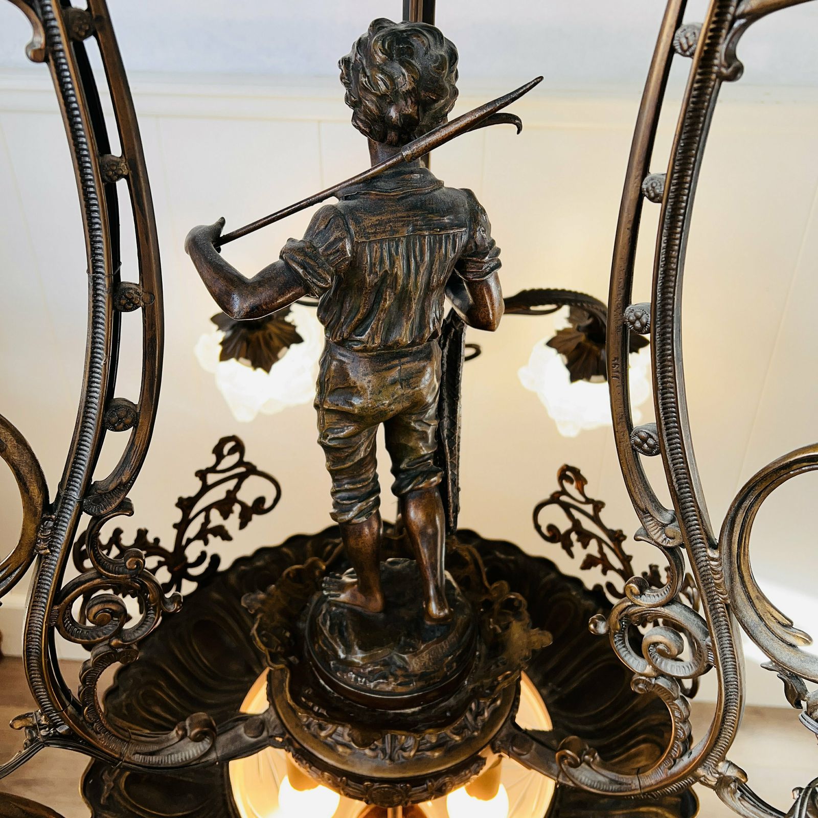 Luxueuze Kroonluchter Met 6 Armen En Départ De Pêche Sculptuur Naar Voorbeeld Van E. Moisant – Geschikt Voor Elegante Interieurs En Liefhebbers Van Visserijtaferelen photo 7315.0