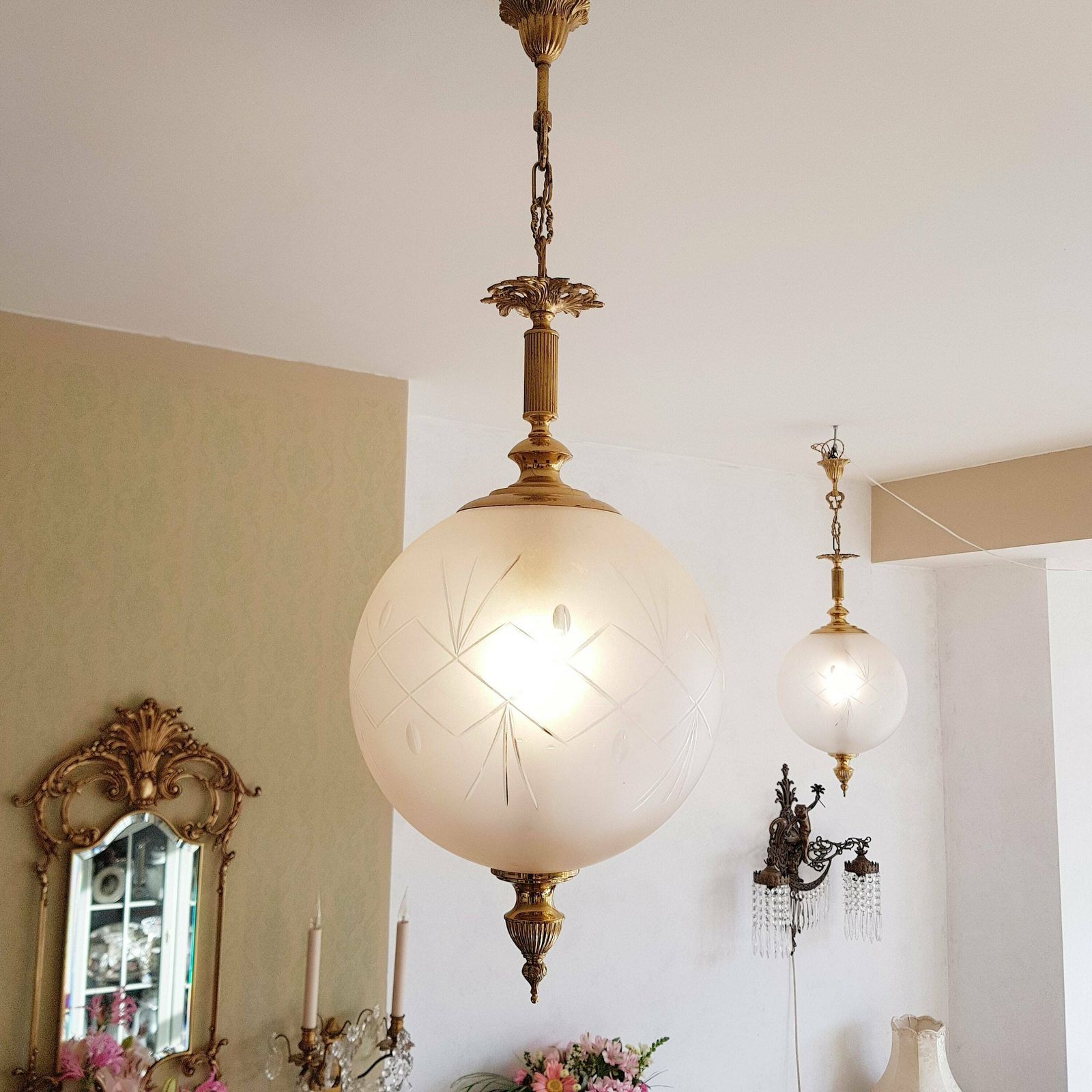 Paar Bolvormige Art Nouveau Plafondlampen Van Matglas, Lantaarnstijl