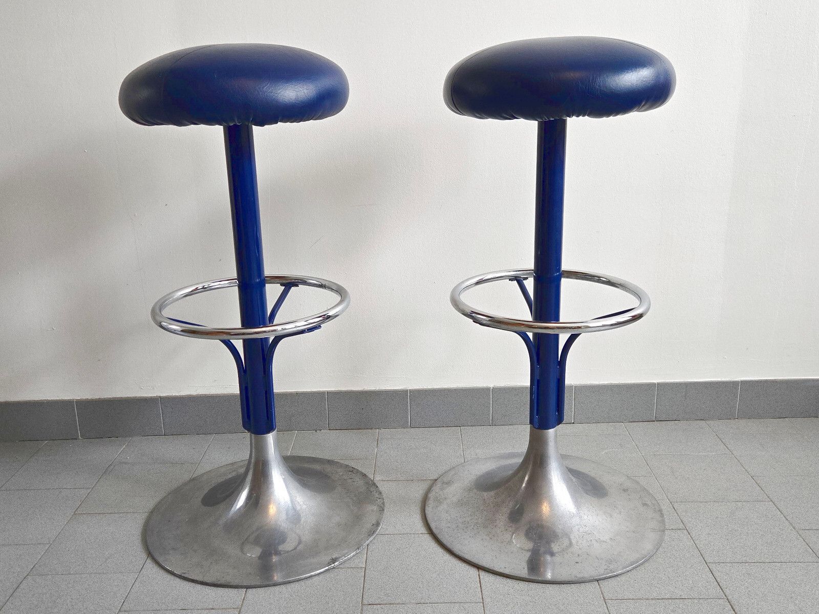 photo vinterior Pair Of Vintage 1970s Blue Faux Leather & Aluminum Bar Stools