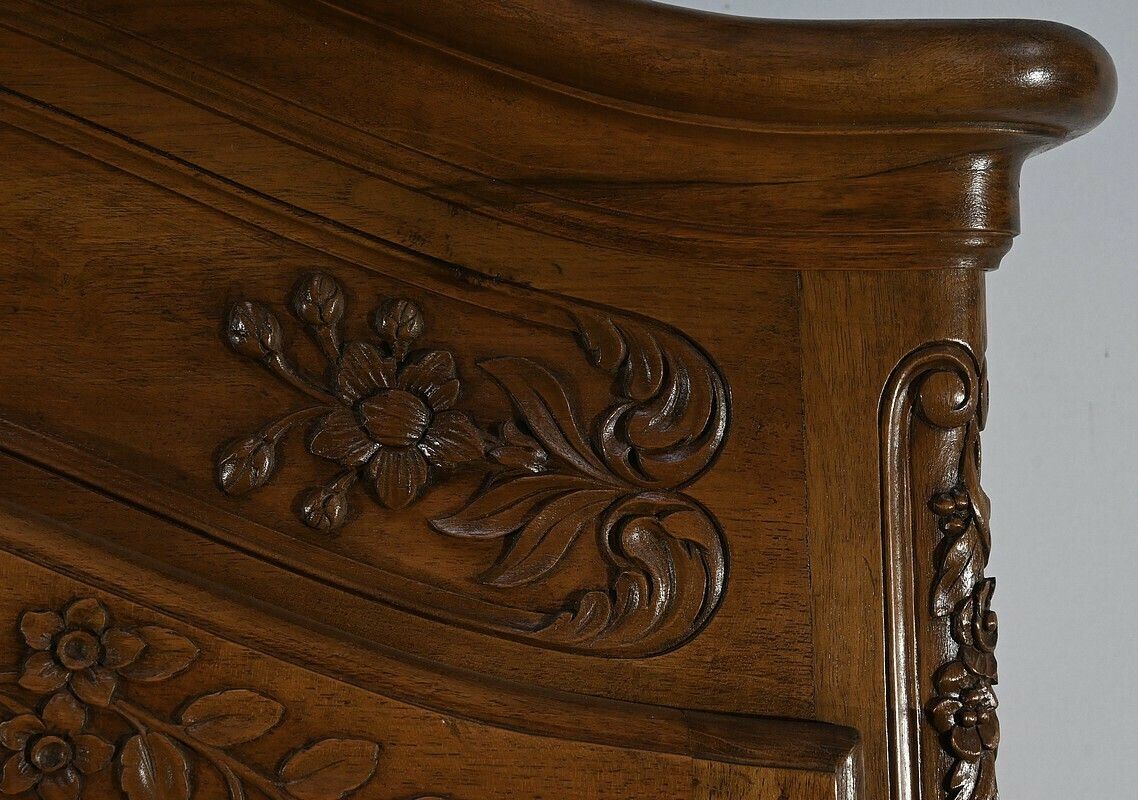 photo furniture Walnut Display Cabinet, Louis XV Style – Late 19th Century