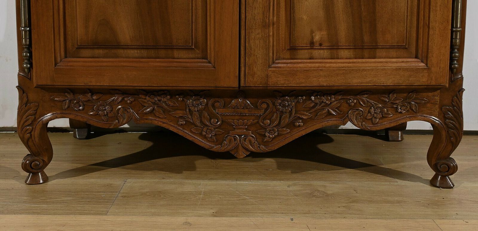 photo vintage Walnut Display Cabinet, Louis XV Style – Late 19th Century