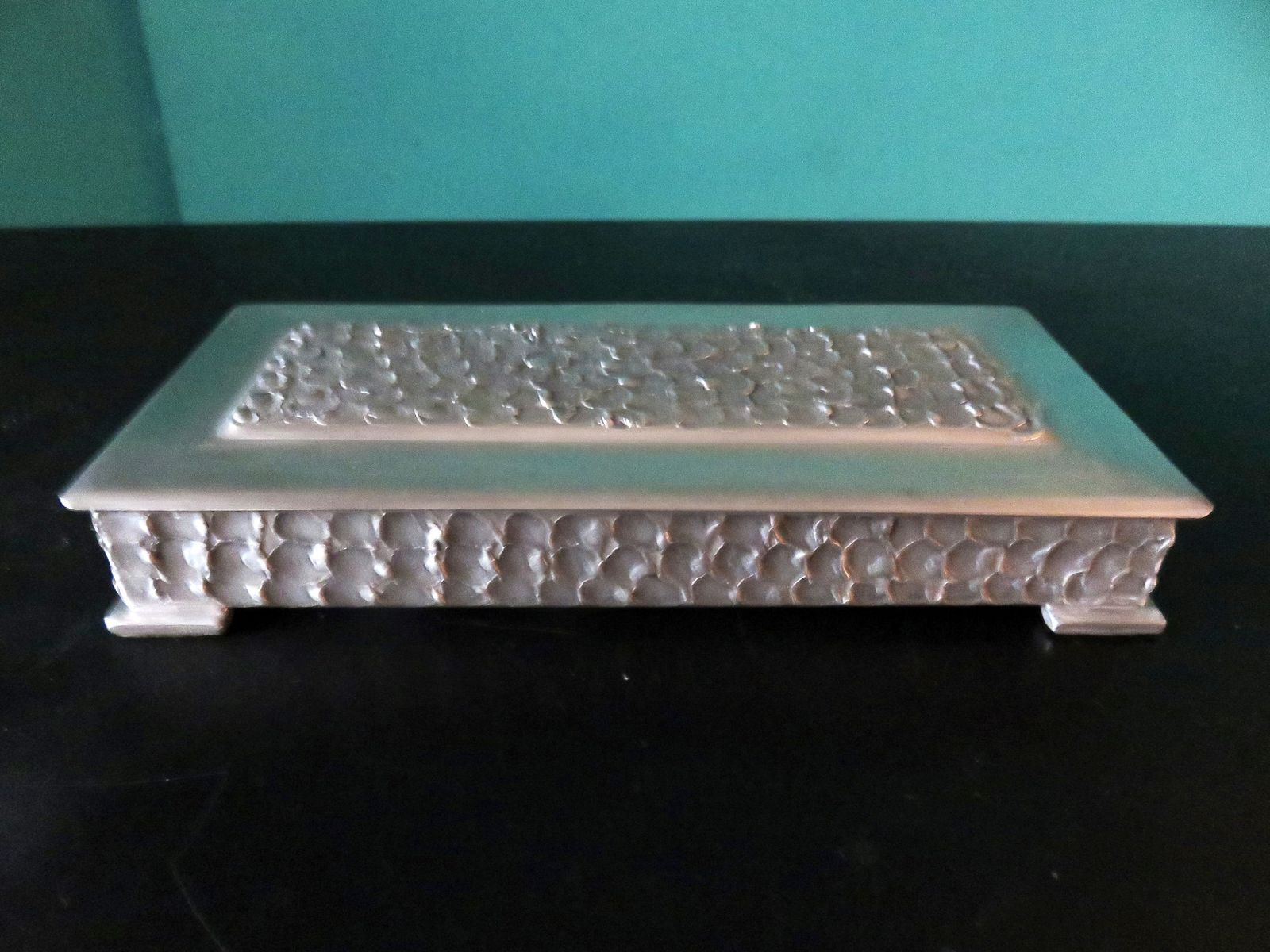 White Tin Box With Bas Relief "Perletinn". Norway 1960