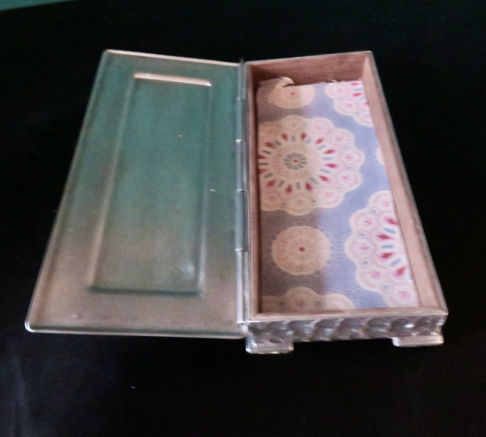 White Tin Box With Bas Relief "Perletinn". Norway 1960 photo 120.0