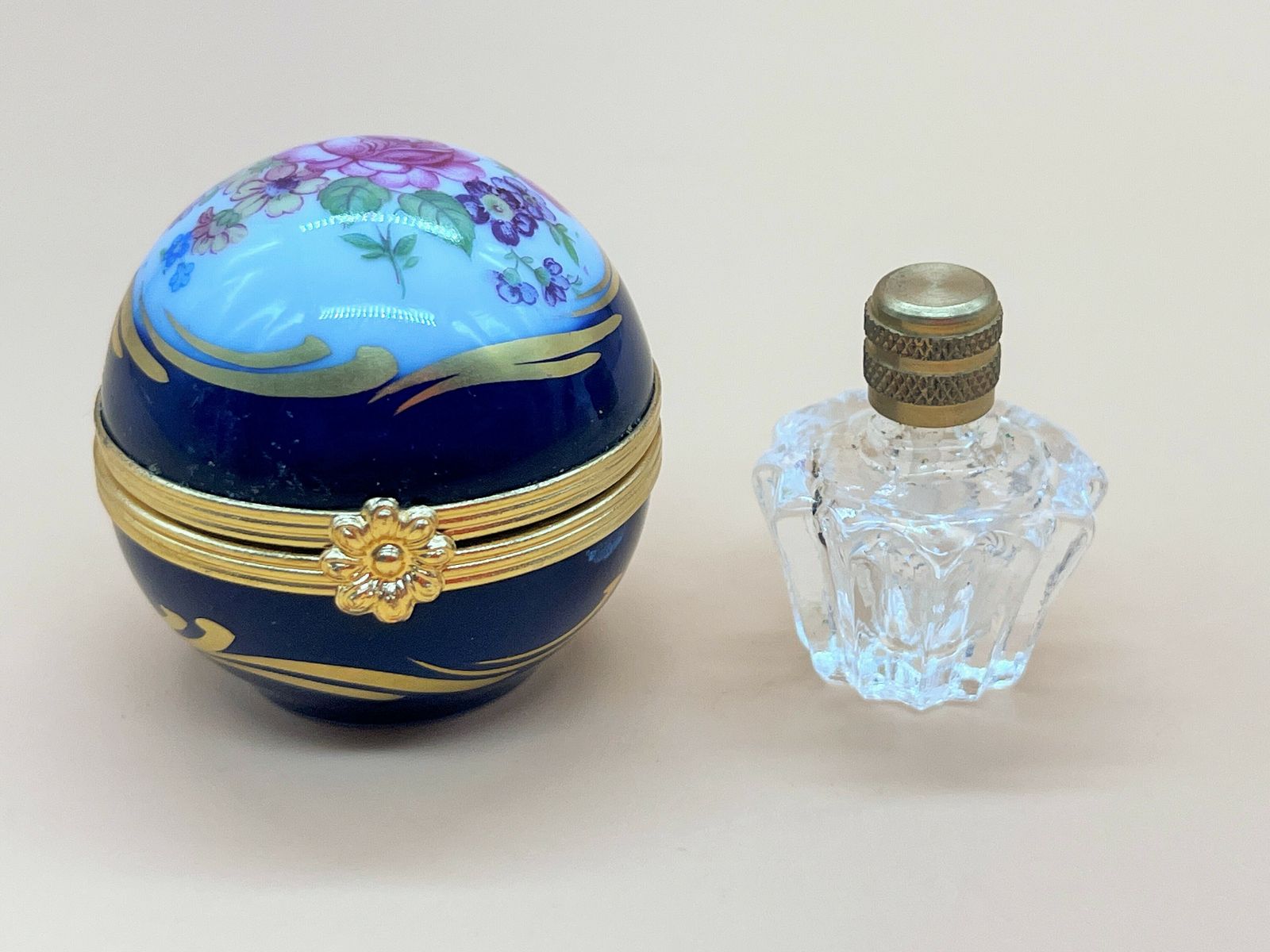 Limoges Dubarry Porcelain Small Floral Spherical Box With Internal Glass Perfume Bottle. photo vinterior