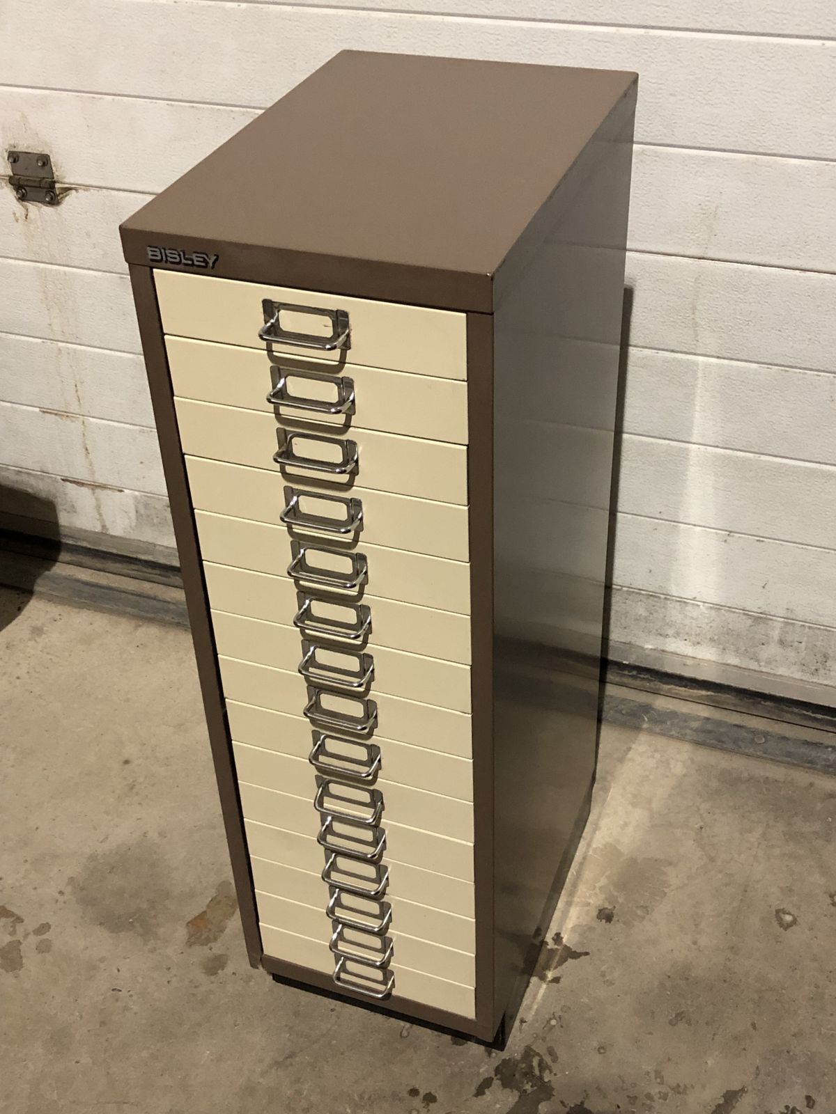 photo vintage Handsome Vintage Bisley Metal Filing Cabinet