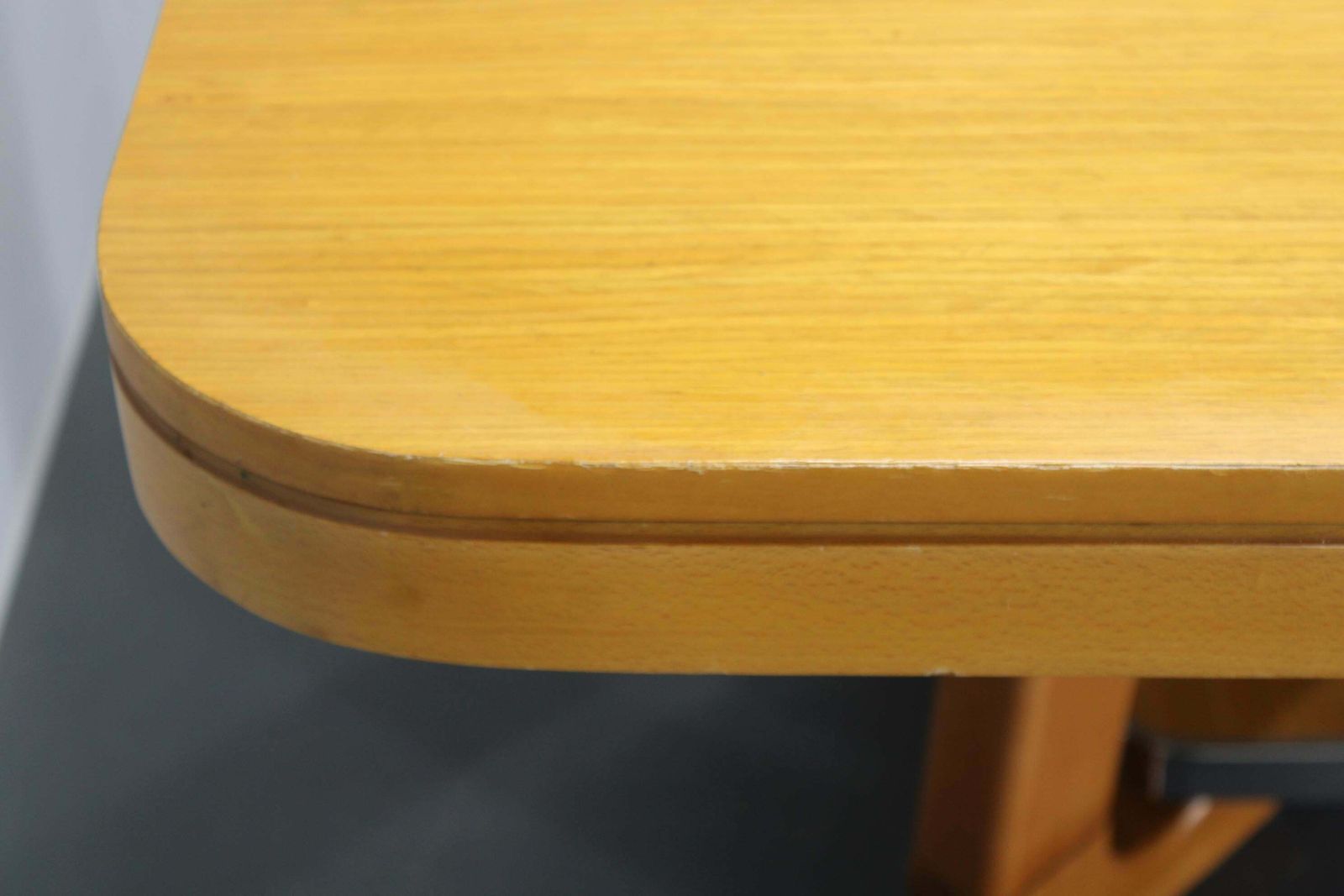 photo furniture 1970s Italian Extendable Dining Table In Maple Finish
