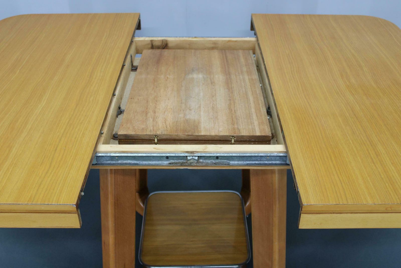photo buy Italiaanse Uitschuifbare Eettafel Uit De Jaren 1970 Met Esdoornfineer Afwerking