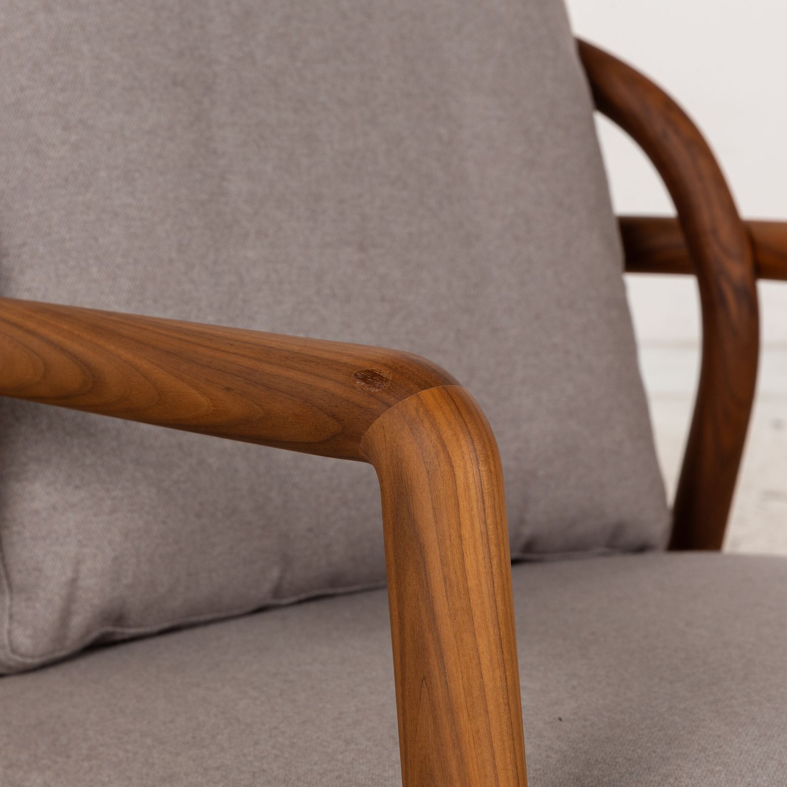Fauteuil Flexform Crono en tissu gris, sur structure en bois photo for sale