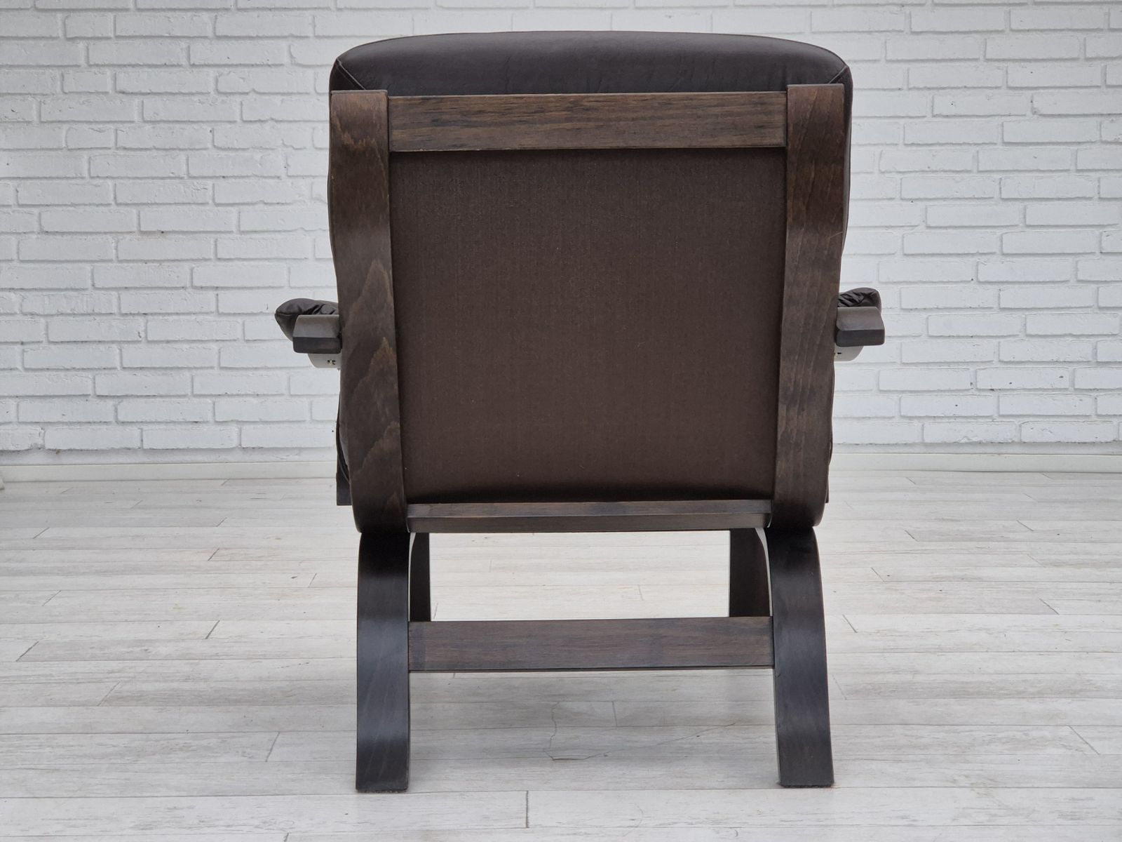 Scandinavische Loungestoel Uit De Jaren 1970, In Goede Staat, Bruin Leer, Donker Gebogen Hout. photo Meubels