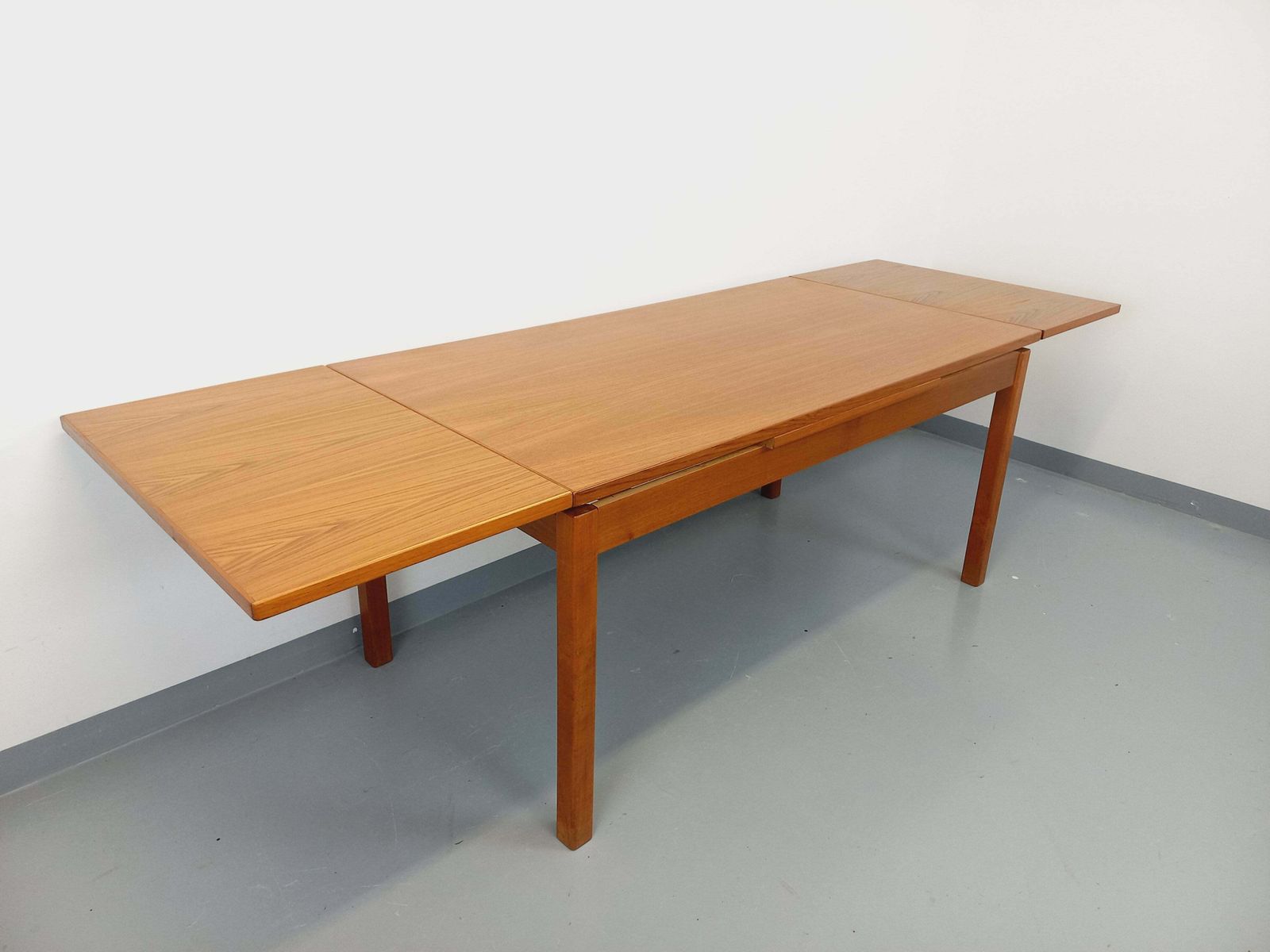 Table scandinave rectangulaire en teck photo vinterior