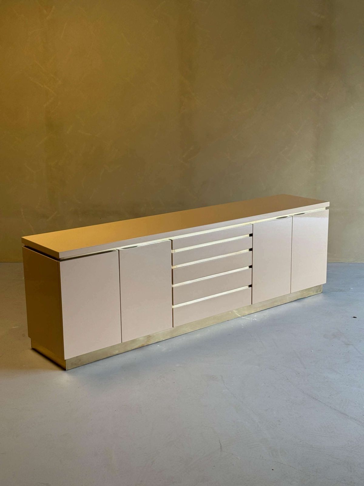 Crème Gelakt Dressoir Met Messing Details Van Jean Claude Mahey, Frankrijk