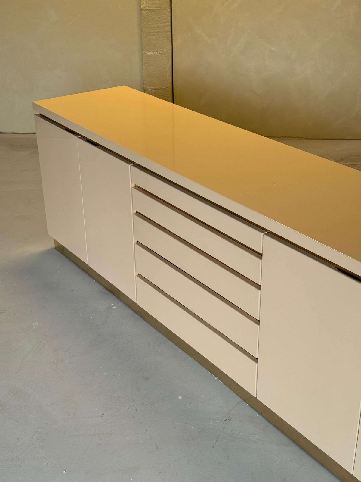 photo for sale Crème Gelakt Dressoir Met Messing Details Van Jean Claude Mahey, Frankrijk