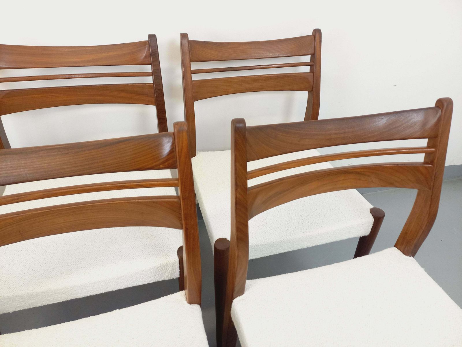 photo furniture 6 Scandinavaanse stoelen in teak en bouclé stof