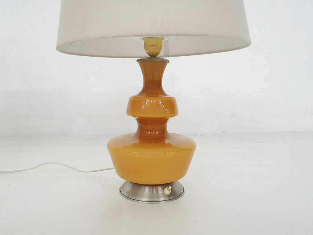 Set Van Twee Mid Century Tafellampen Met Geel Glas, België, Ca. Jaren 1960 photo vinterior