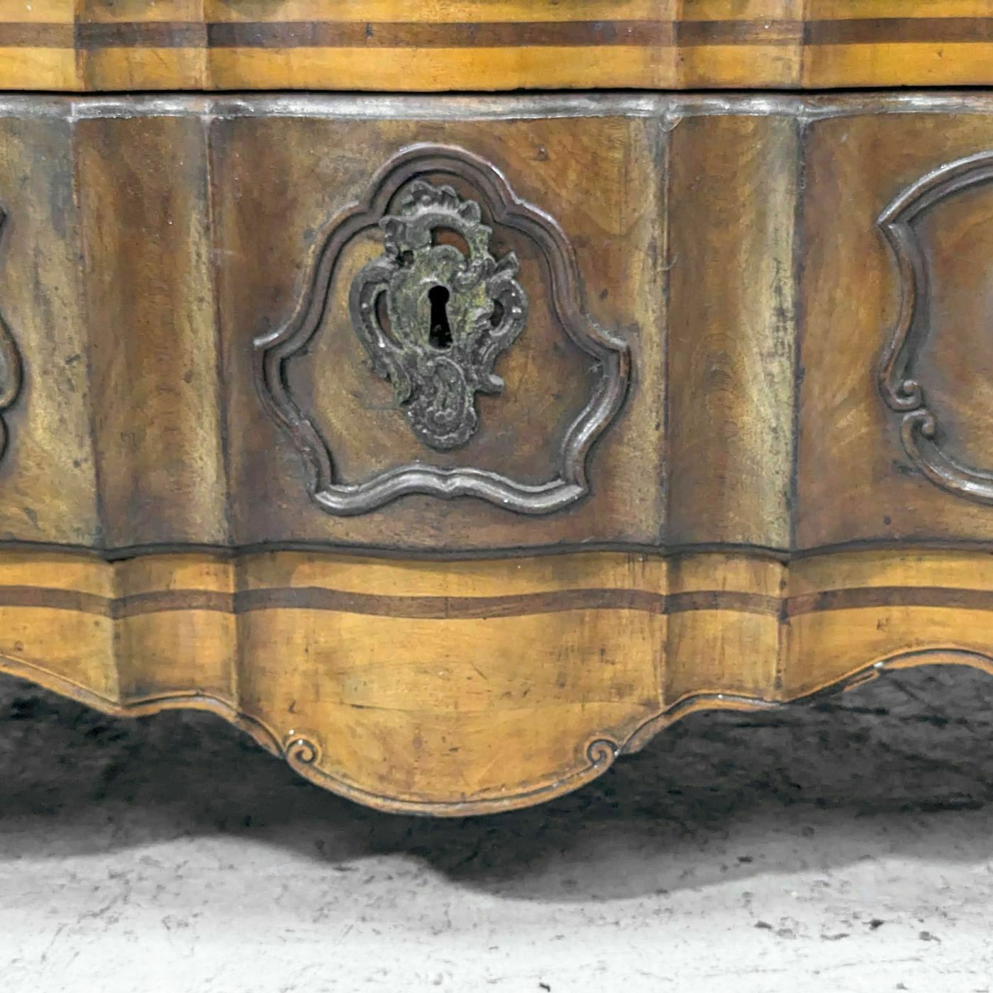 Curved Crossbow Chest Of Drawers In Walnut From The 18th Century photo buy