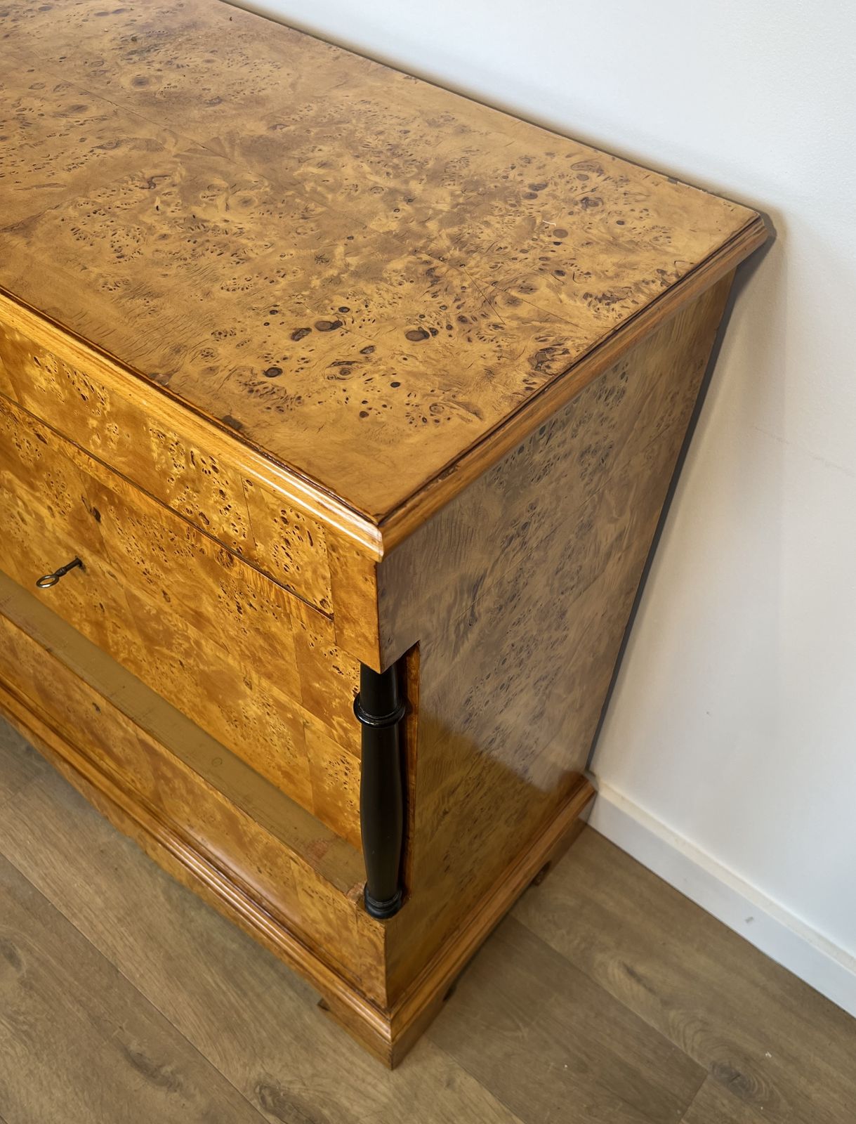 photo vintage Small Biedermeier Style Chest Of Drawers With Four Drawers In Speckled Maple